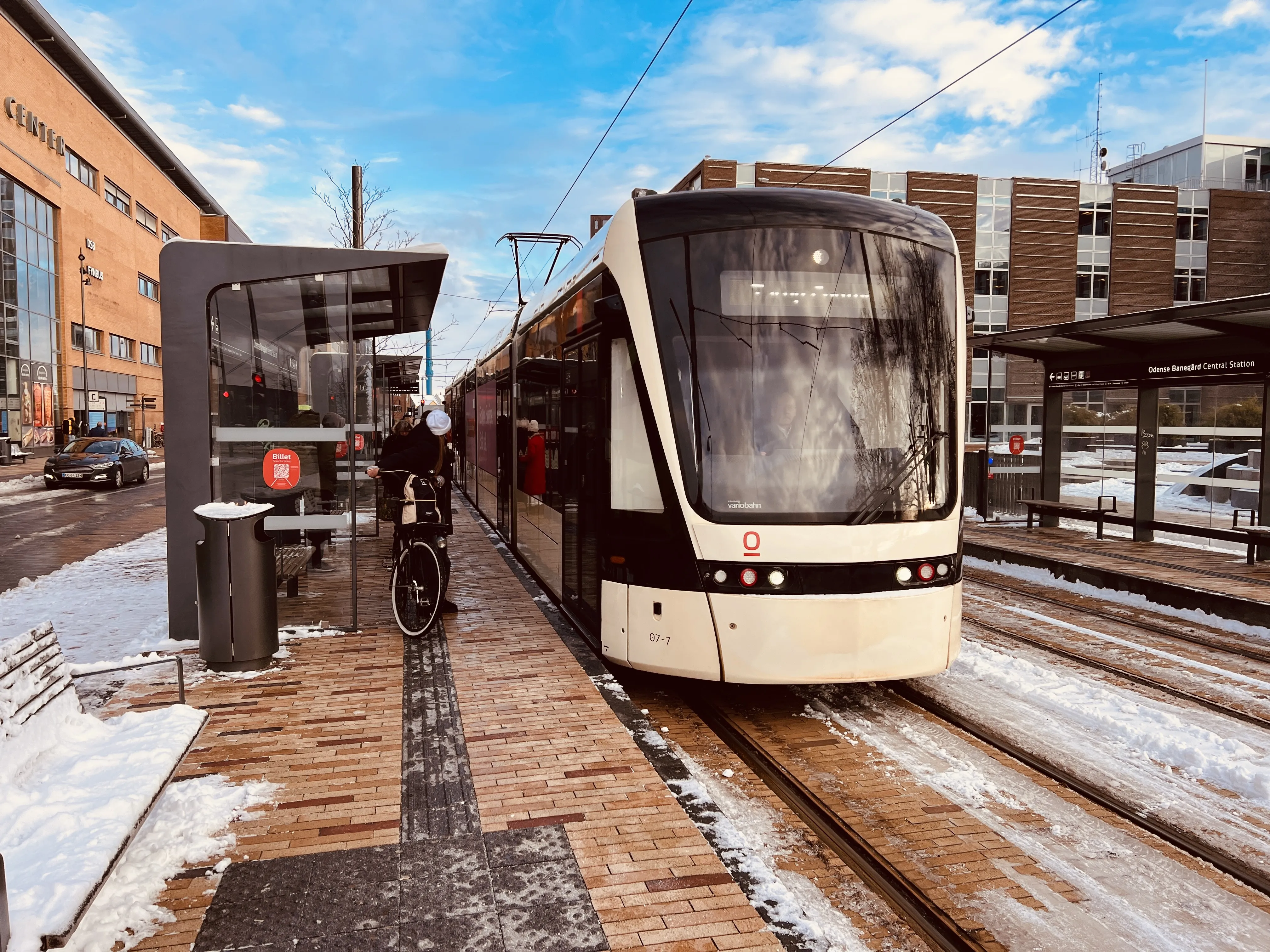 Billede af Odense Letbane togsæt 07 fotograferet ud for Odense Banegård Letbanestation.