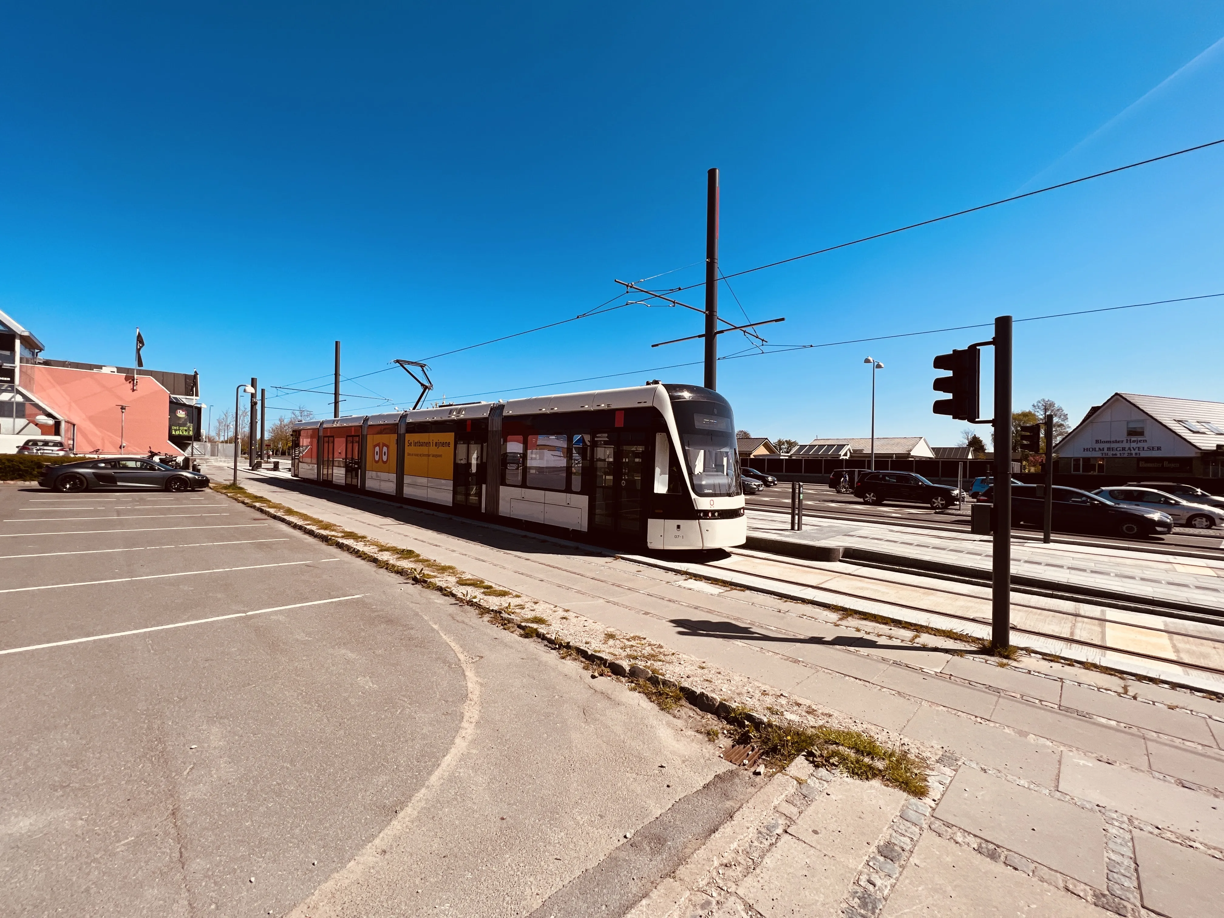 Billede af Odense Letbane togsæt 07 fotograferet ud for Tarup Center Letbanestation.