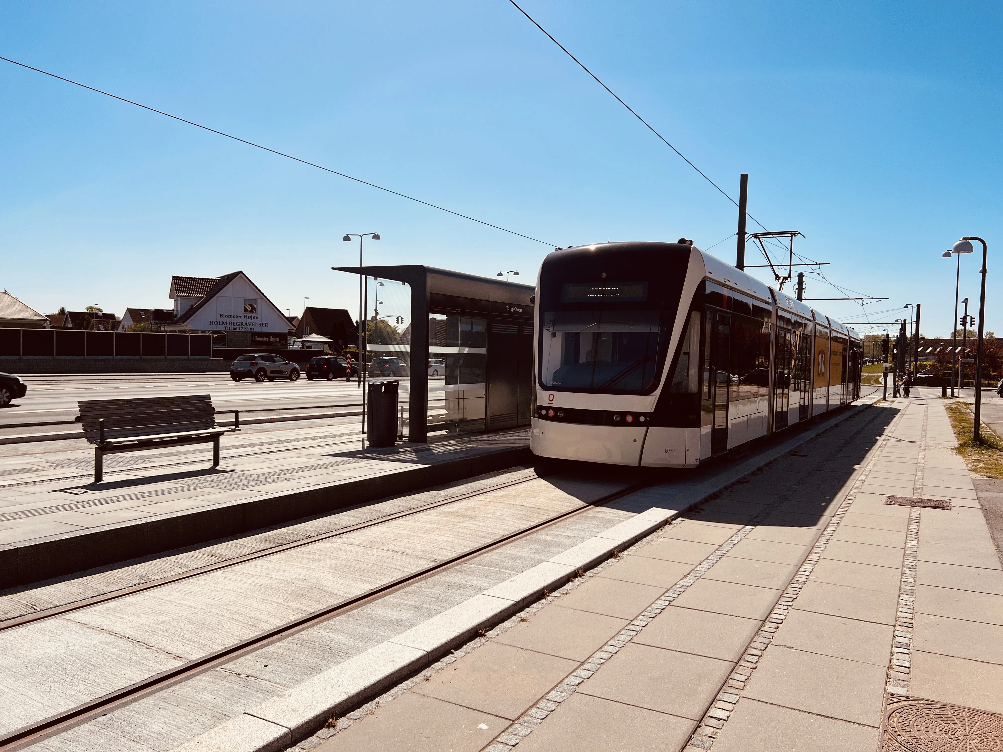 Billede af Odense Letbane togsæt 07 fotograferet ud for Tarup Center Letbanestation.