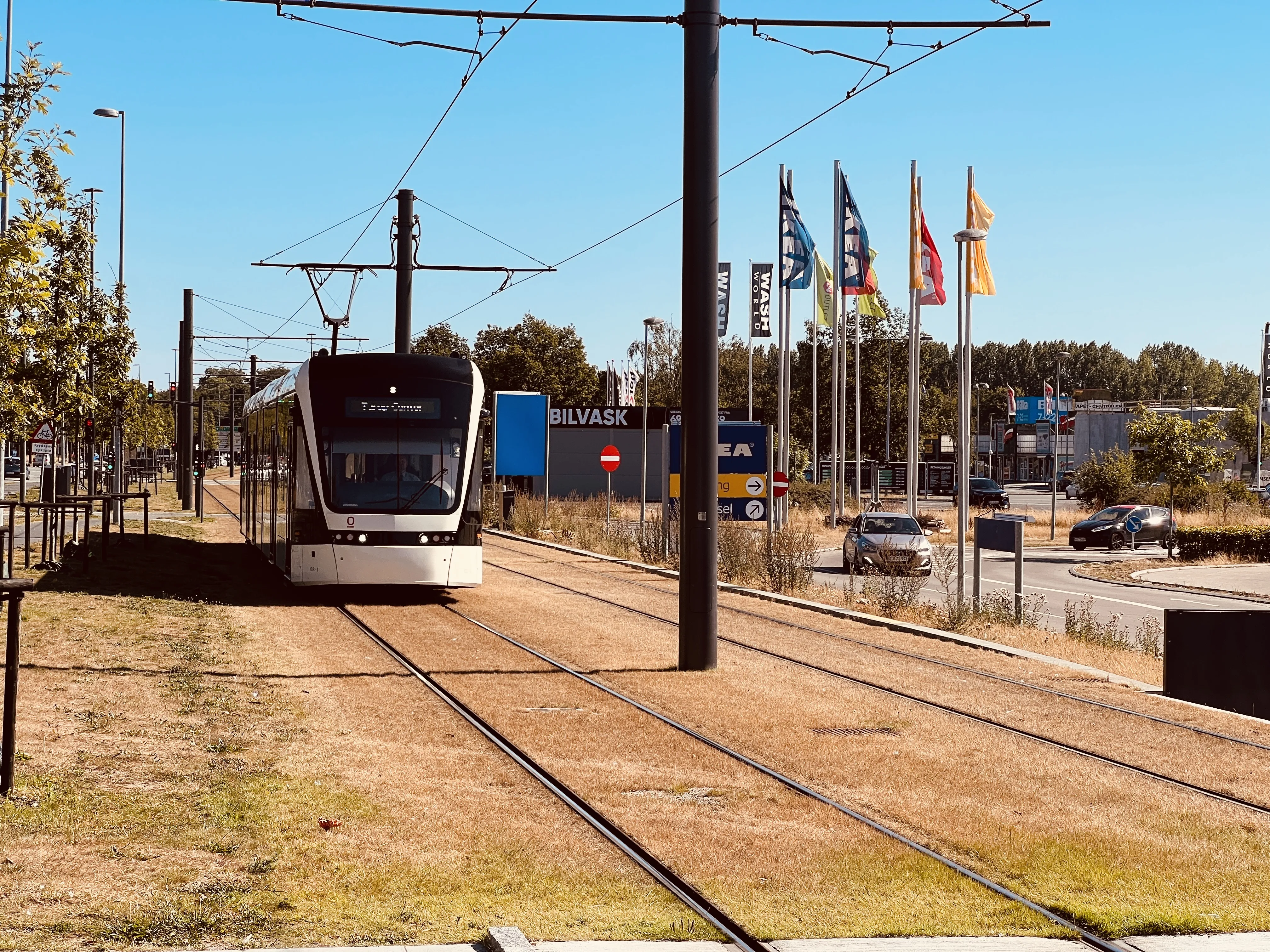 Billede af Odense Letbane togsæt 08 fotograferet ud for IKEA Letbanestation.