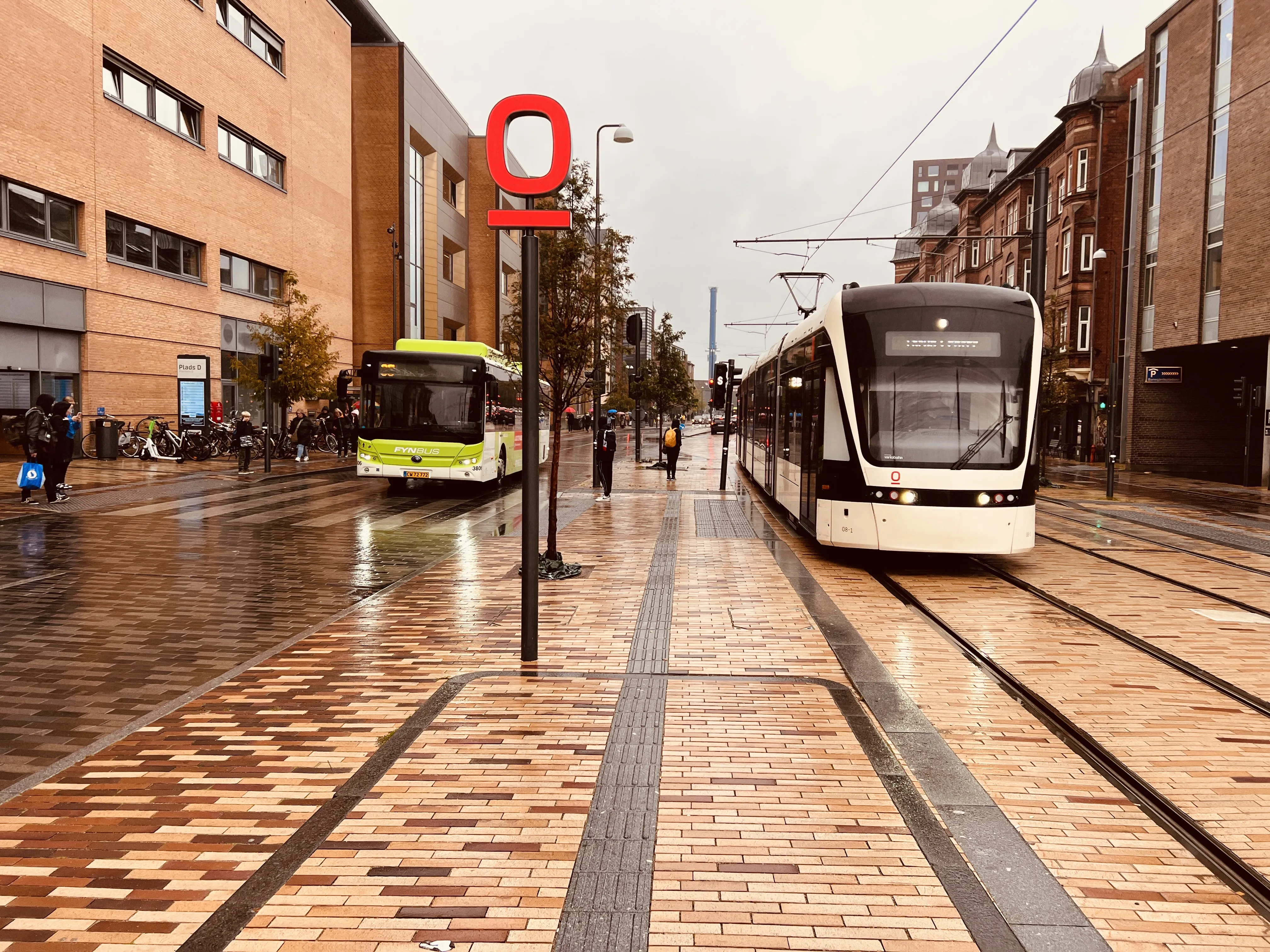 Billede af Odense Letbane togsæt 08 fotograferet ud for Odense Banegård Letbanestation.