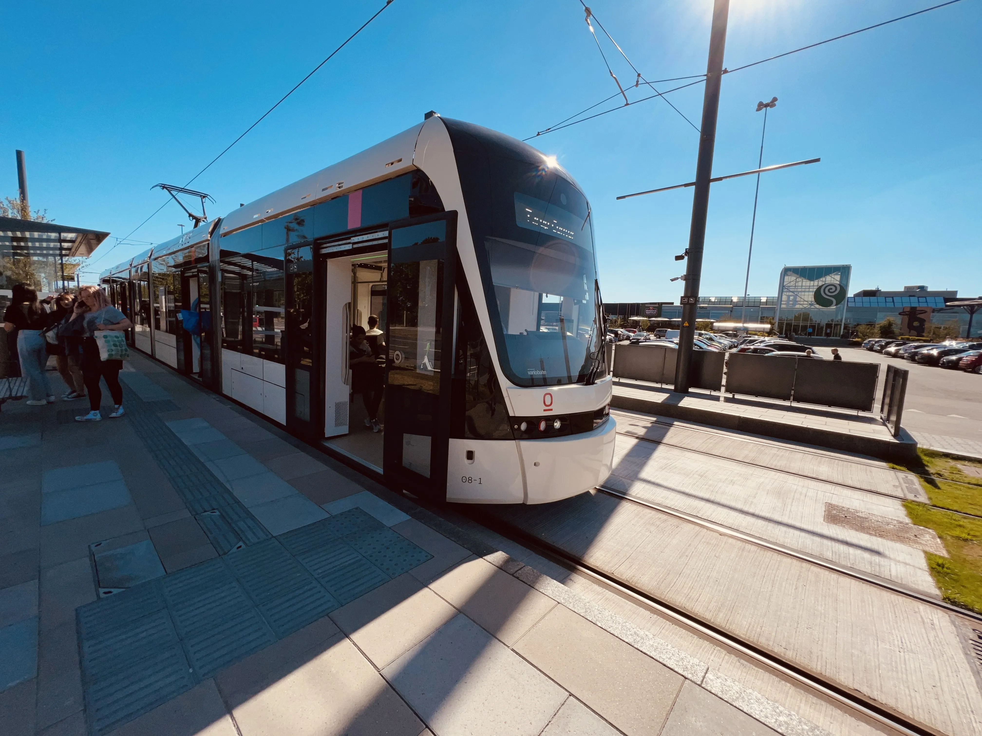 Billede af Odense Letbane togsæt 08 fotograferet ud for Rosengårdcentret Letbanestation.