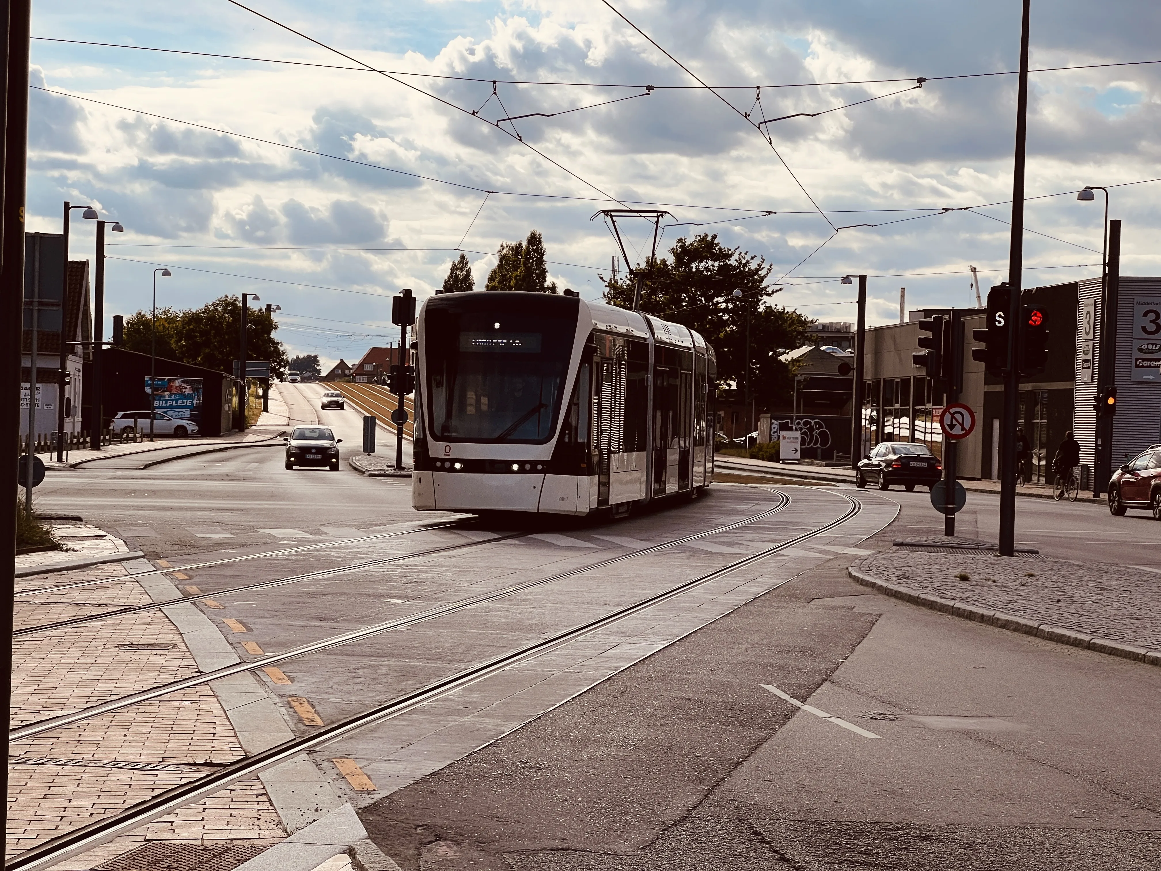 Billede af Odense Letbane togsæt 08 fotograferet ud for Vesterbro Letbanestation.