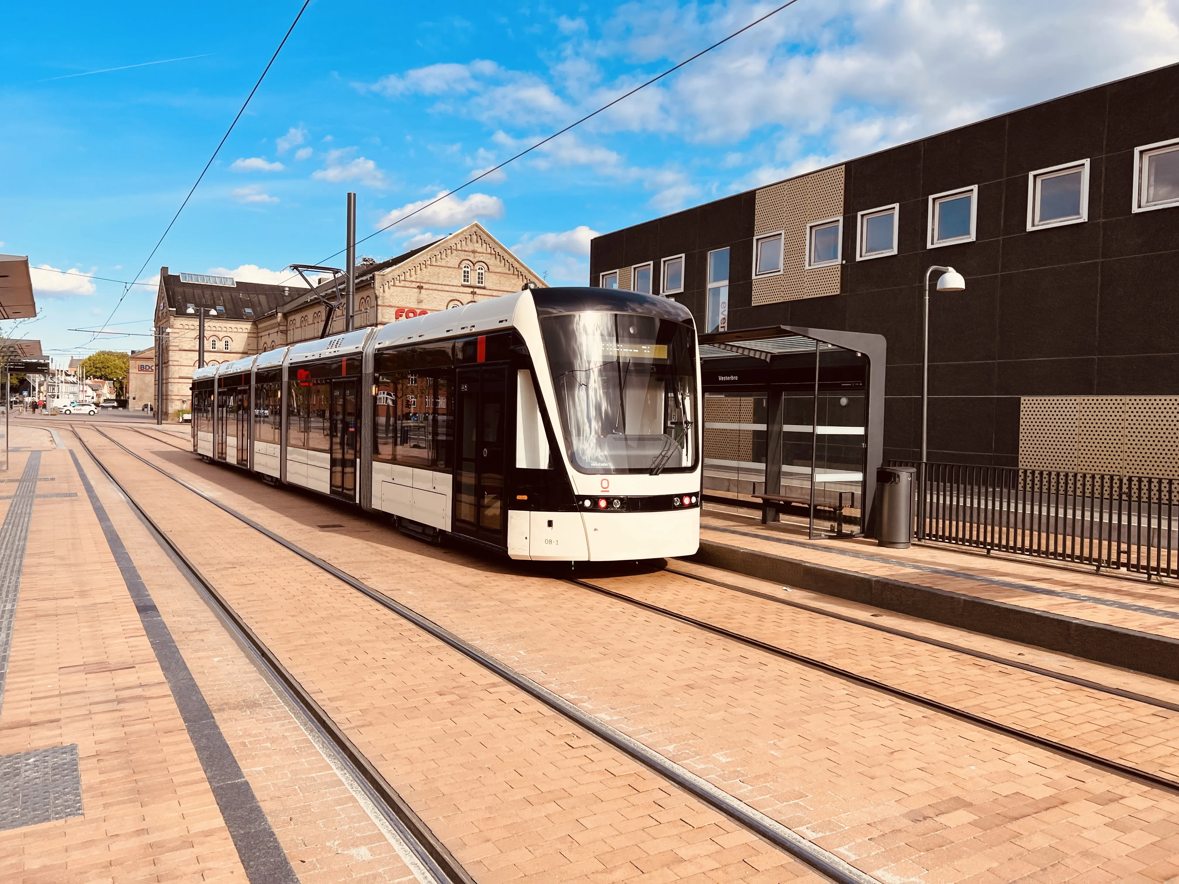 Billede af Odense Letbane togsæt 08 fotograferet ud for Vesterbro Letbanestation.