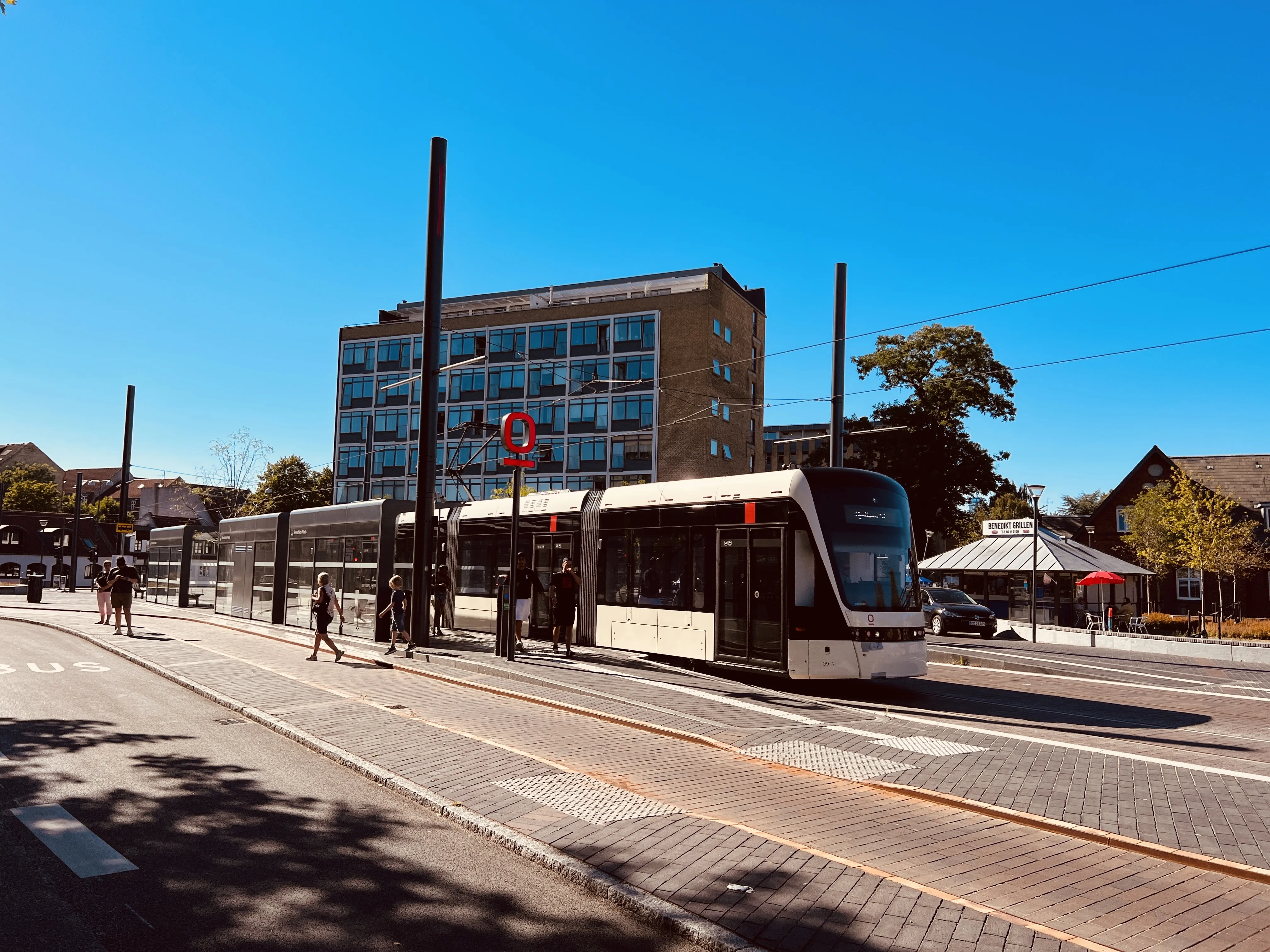 Billede af Odense Letbane togsæt 09 fotograferet ud for Benedikts Plads Letbanestation.