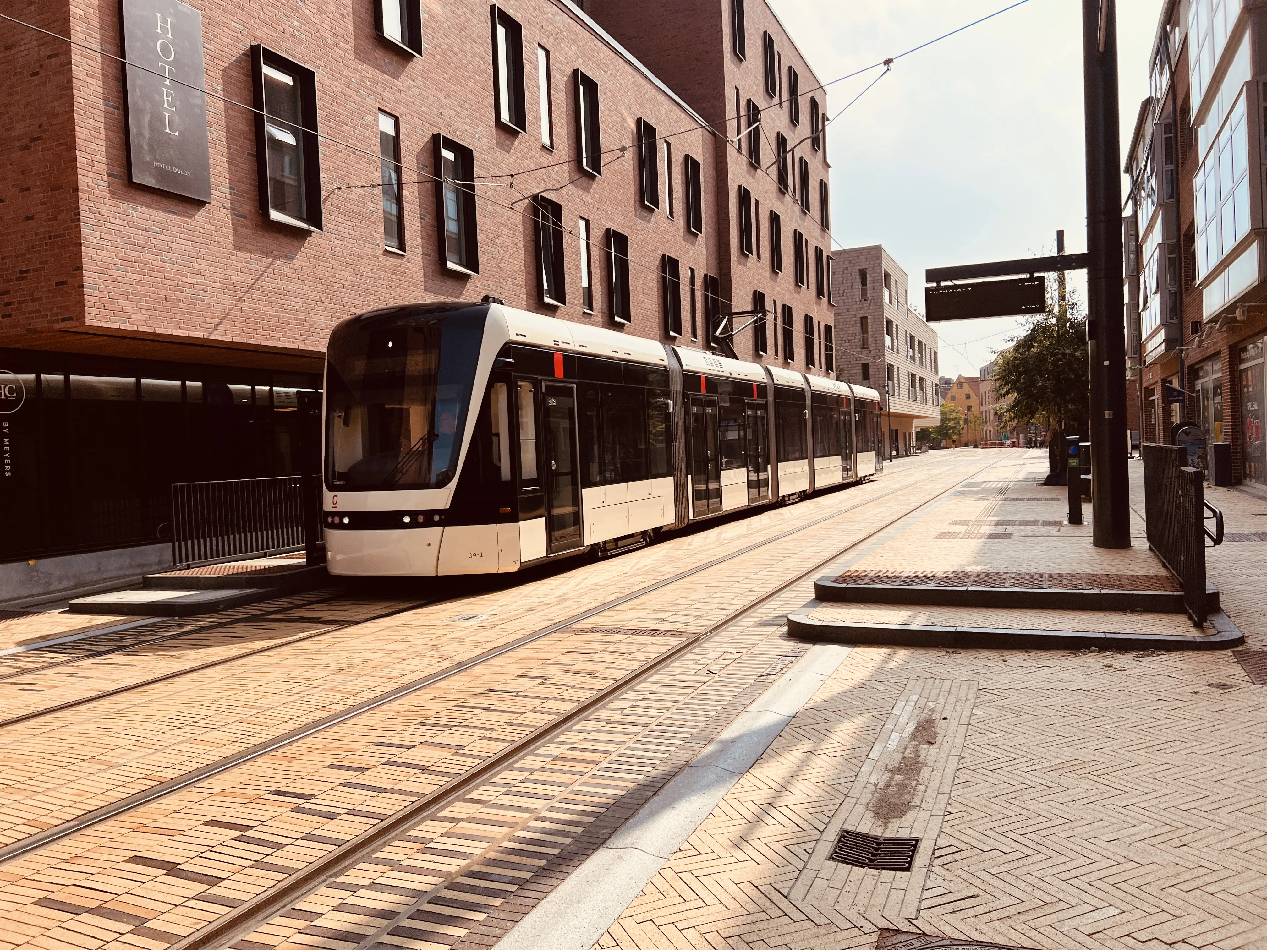 Billede af Odense Letbane togsæt 09 fotograferet ud for Odeon Letbanestation.