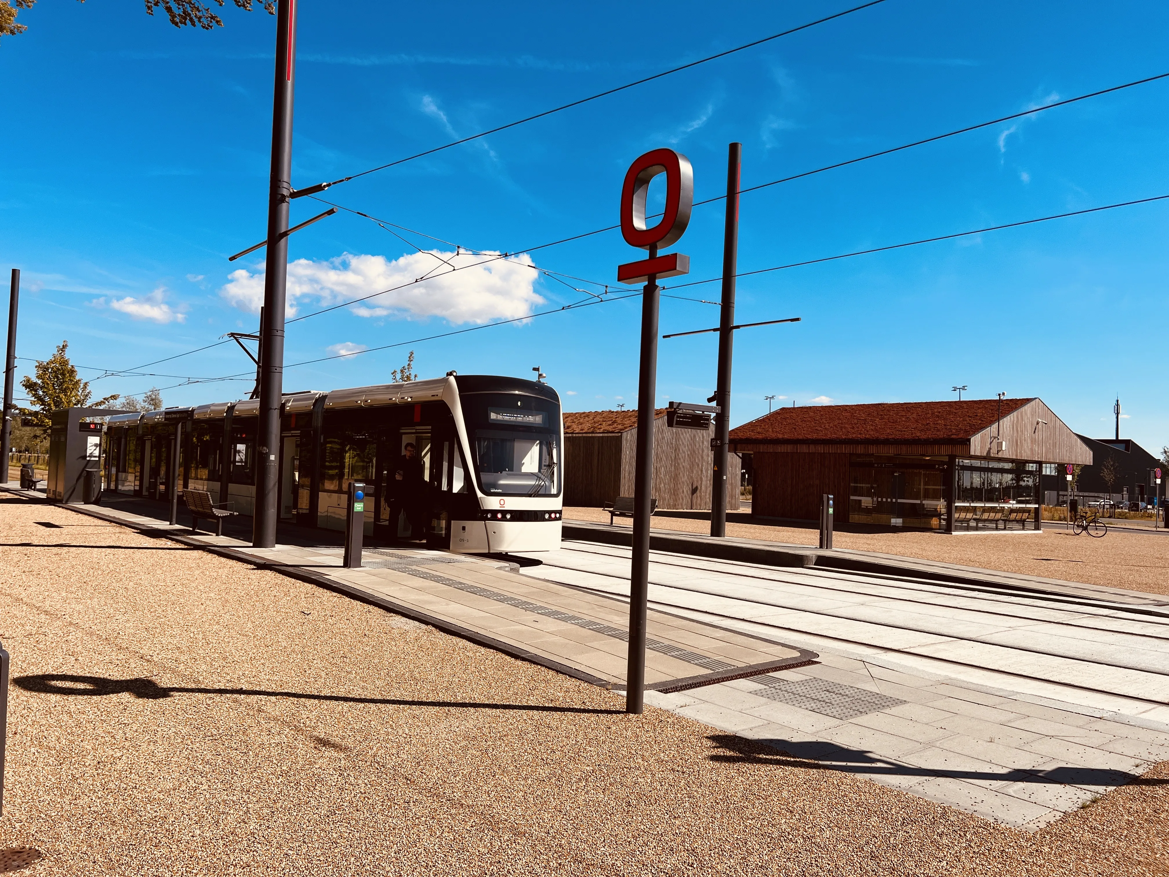 Billede af Odense Letbane togsæt 09 fotograferet ud for Parkering Odense Syd Letbanestation.