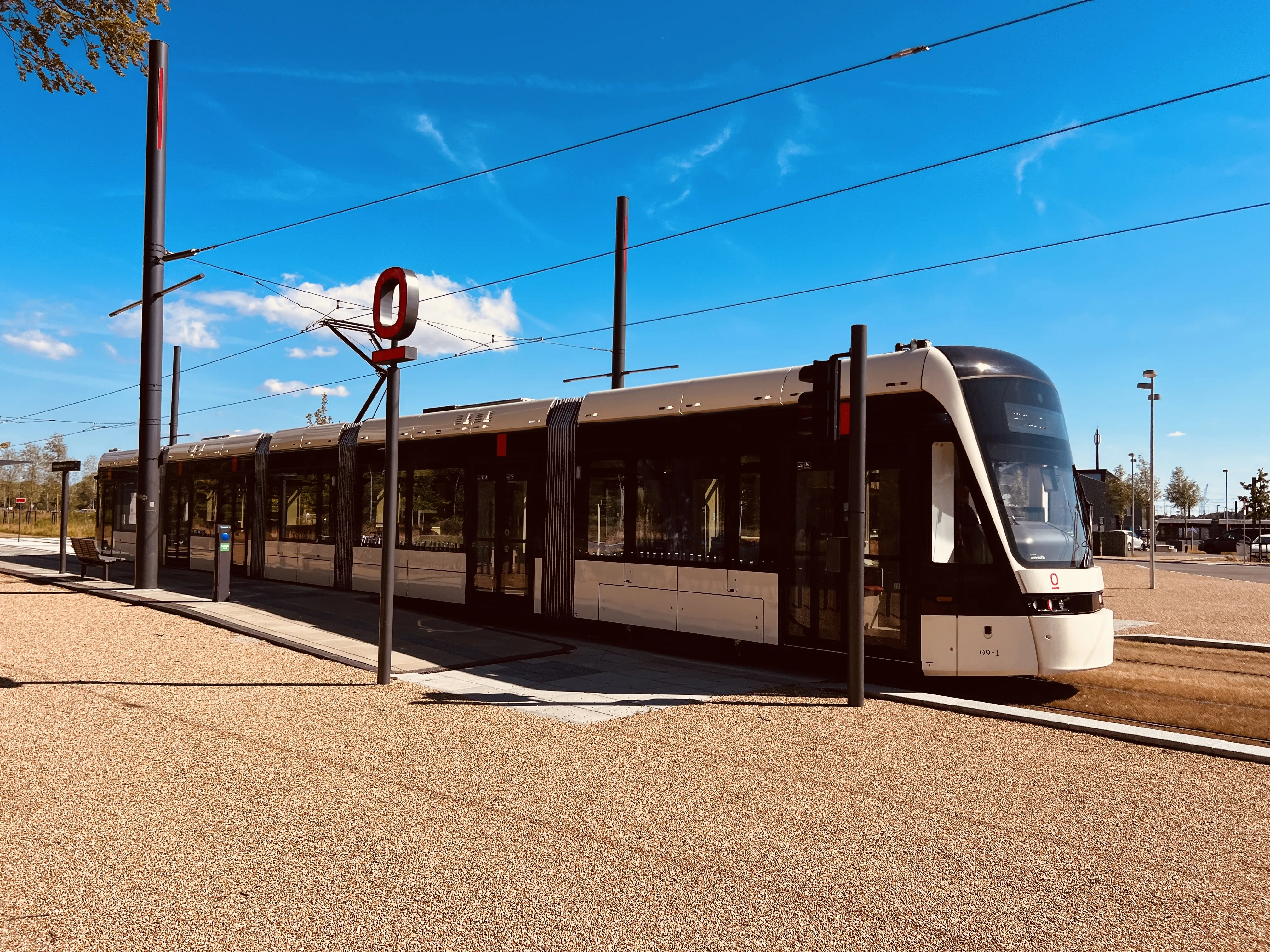 Billede af Odense Letbane togsæt 09 fotograferet ud for Parkering Odense Syd Letbanestation.