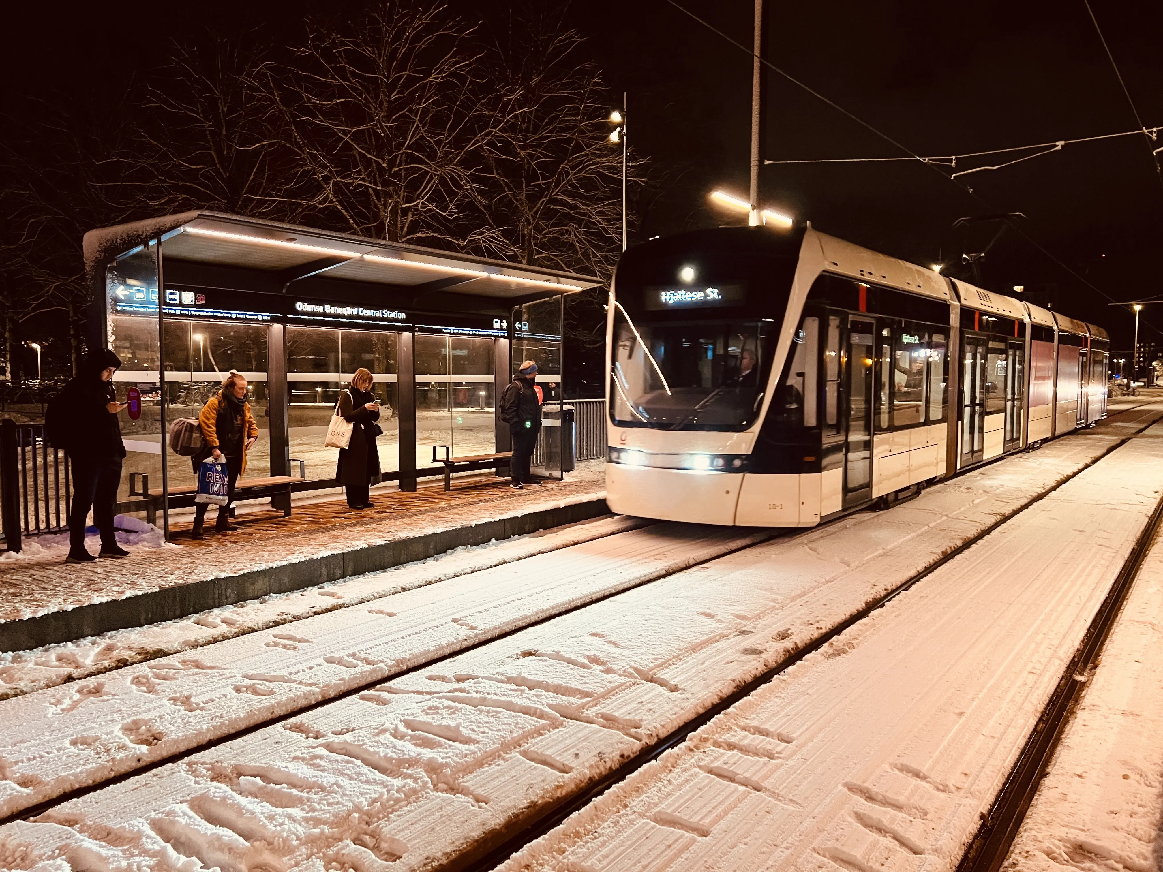 Billede af Odense Letbane togsæt 10 fotograferet ud for Odense Banegård Letbanestation.