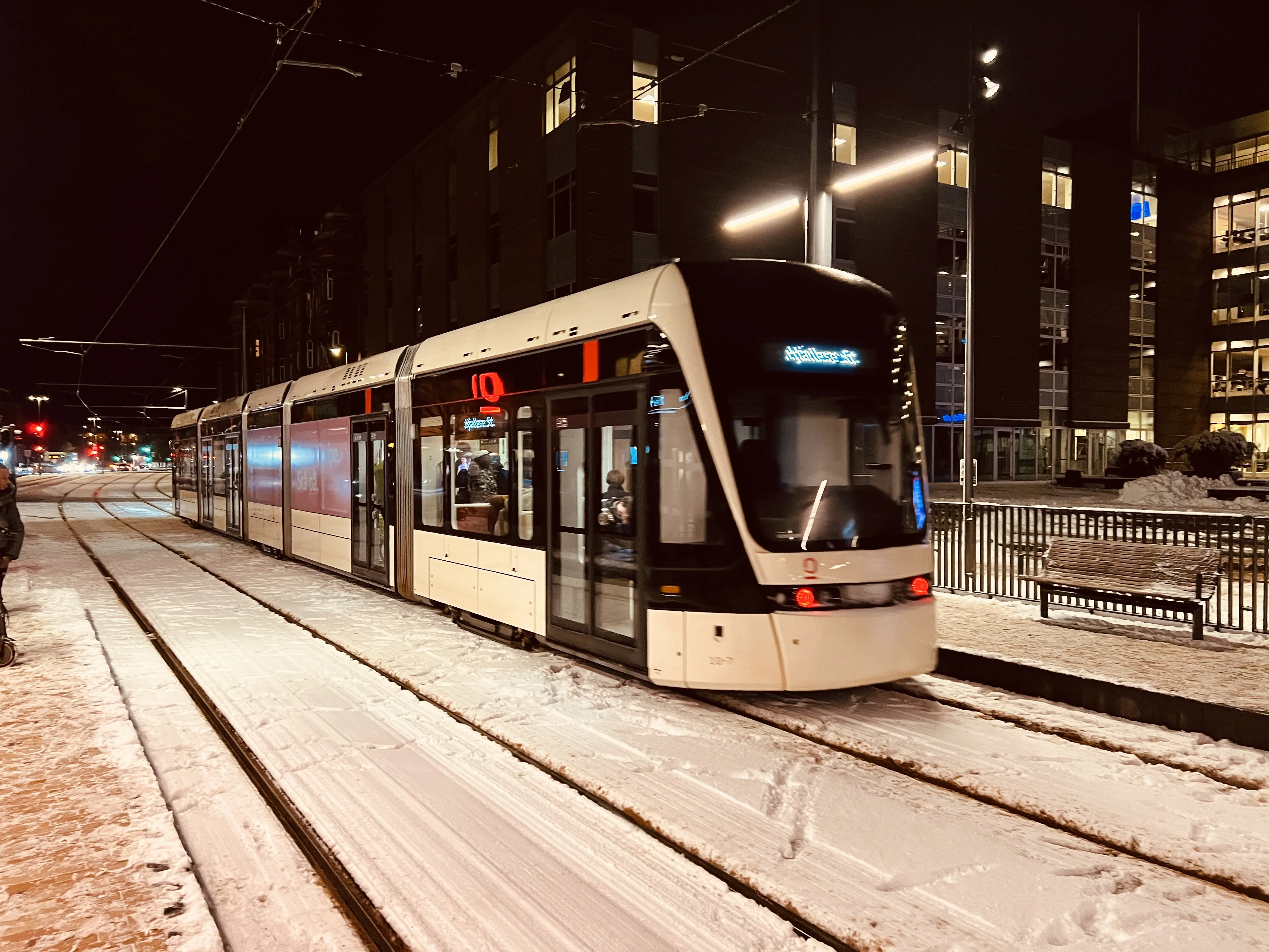 Billede af Odense Letbane togsæt 10 fotograferet ud for Odense Banegård Letbanestation.