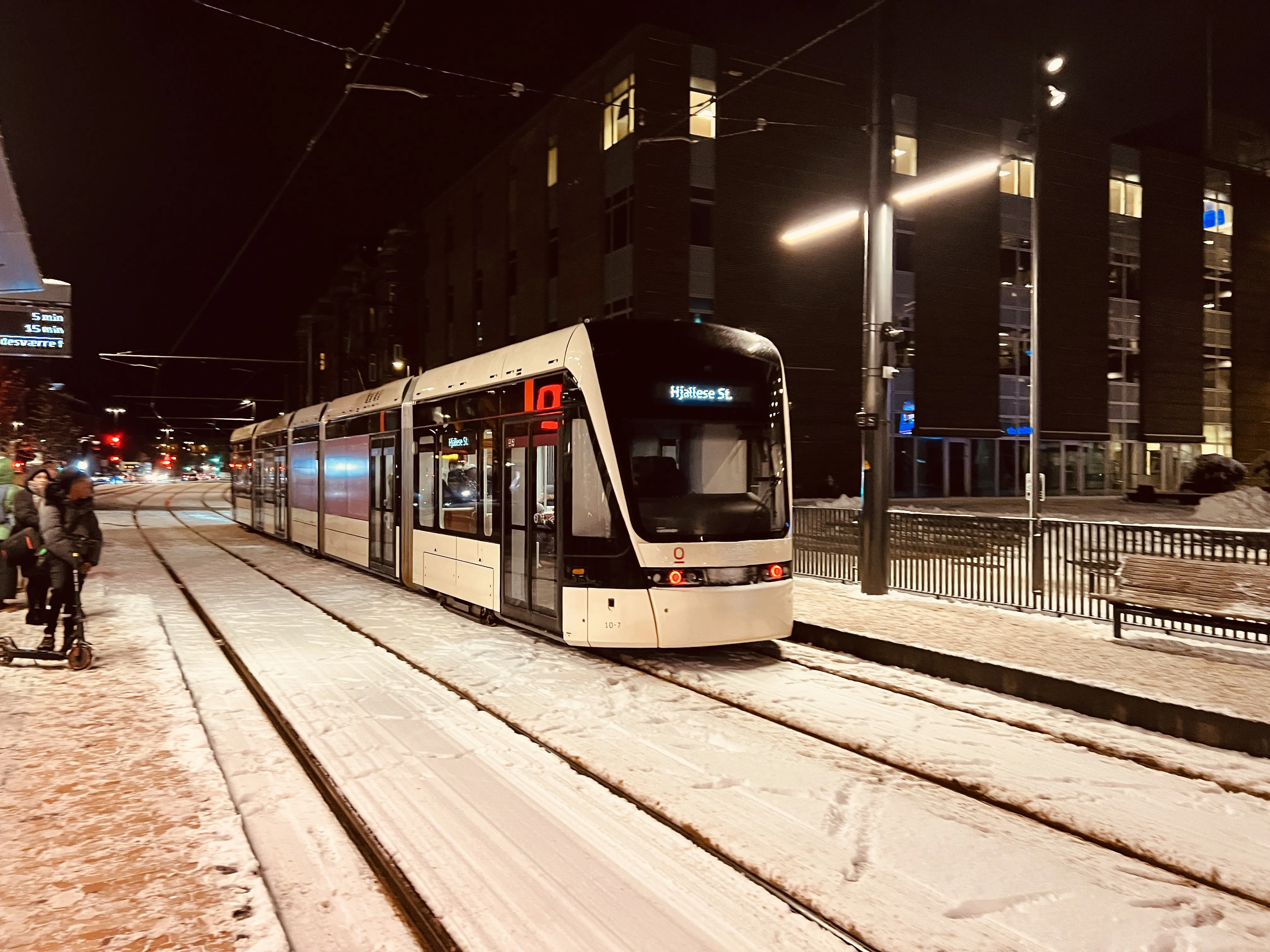 Billede af Odense Letbane togsæt 10 fotograferet ud for Odense Banegård Letbanestation.