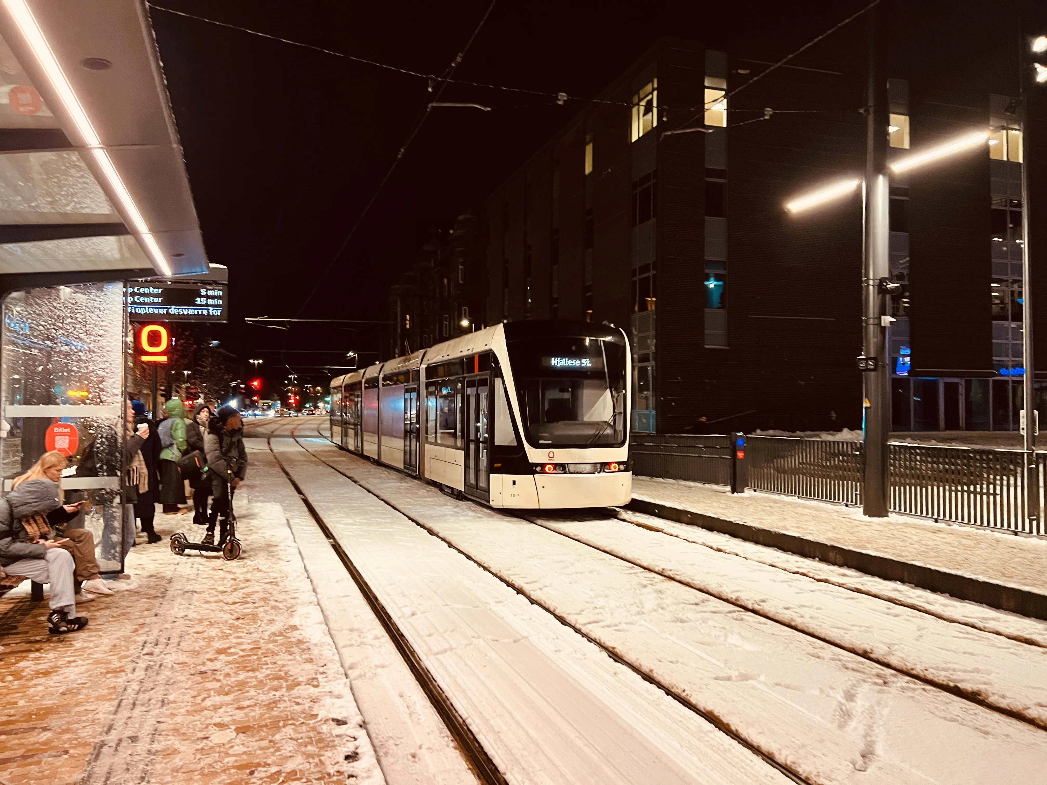 Billede af Odense Letbane togsæt 10 fotograferet ud for Odense Banegård Letbanestation.