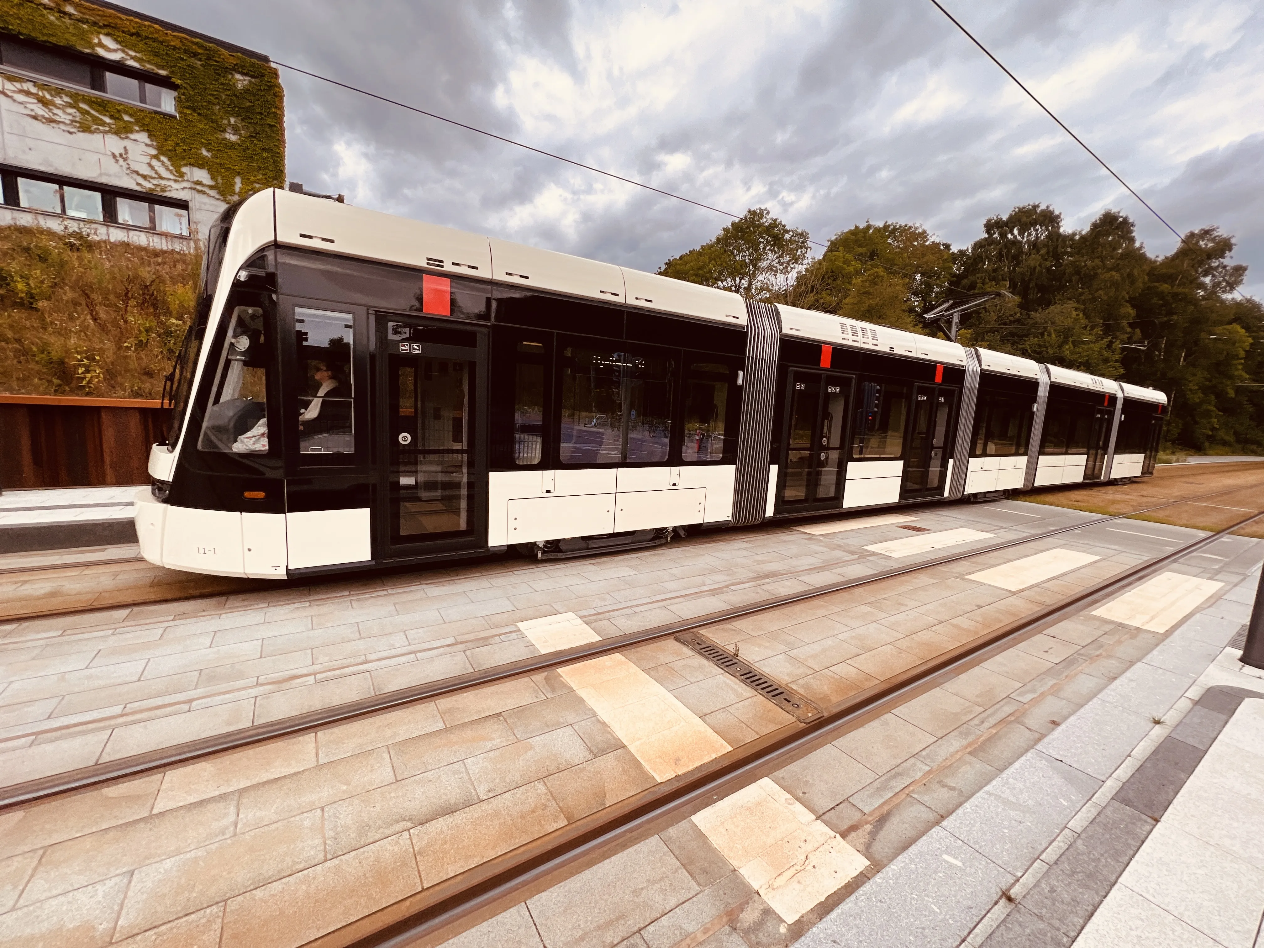 Billede af Odense Letbane togsæt 11 fotograferet ud for Campus Odense Letbanestation.
