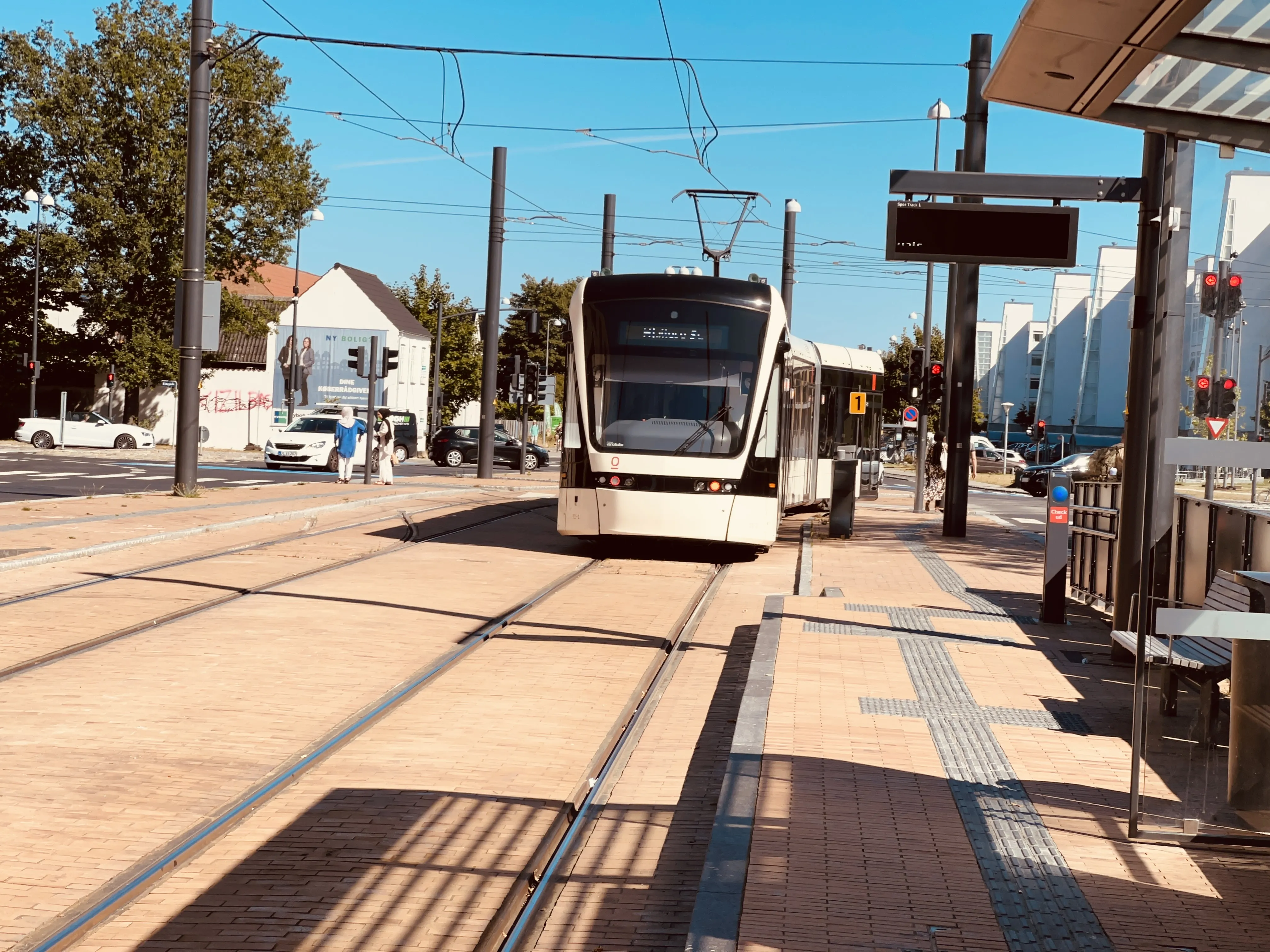 Billede af Odense Letbane togsæt 11 fotograferet ud for Korsløkke Letbanestation.