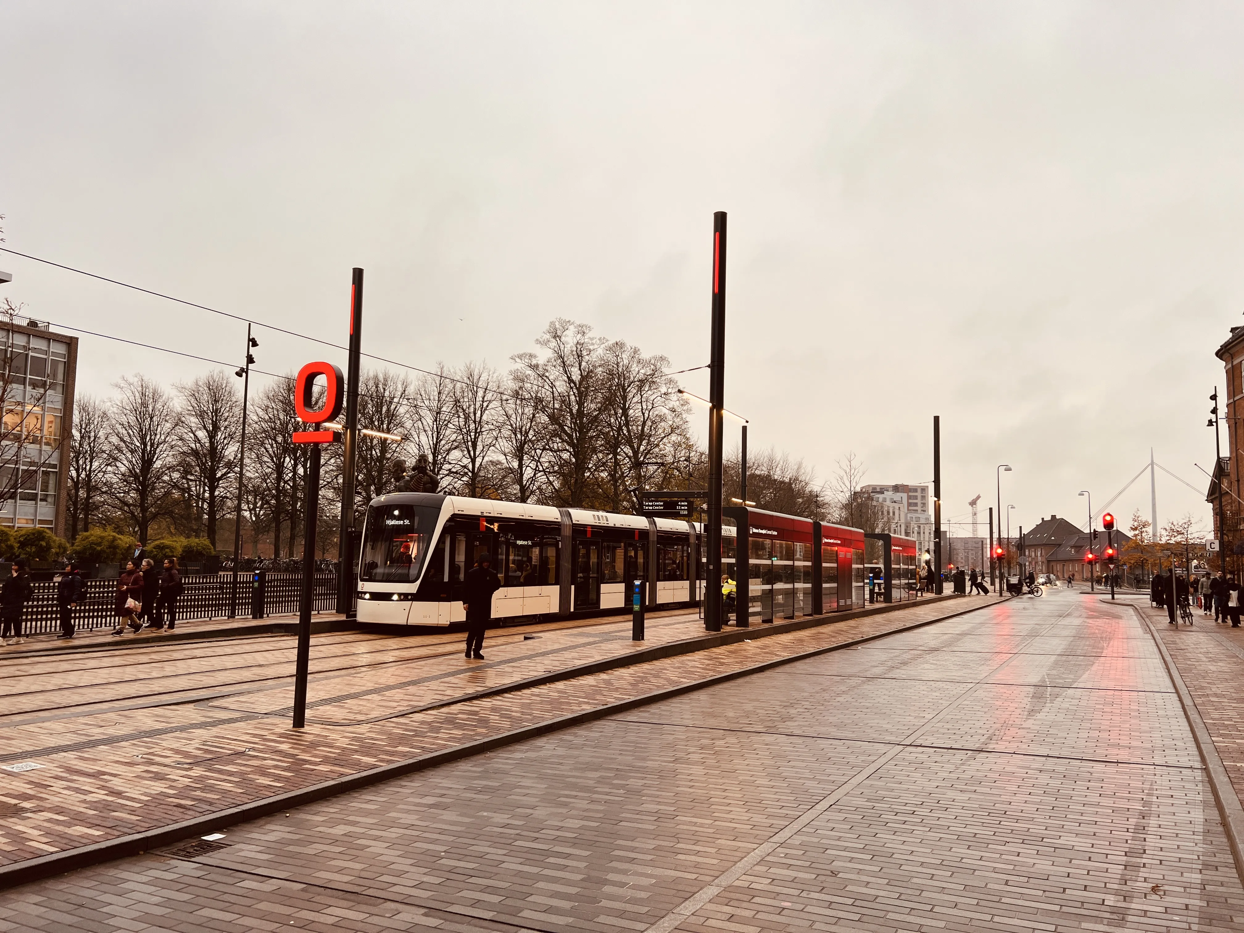 Billede af Odense Letbane togsæt 11 fotograferet ud for Odense Banegård Letbanestation.