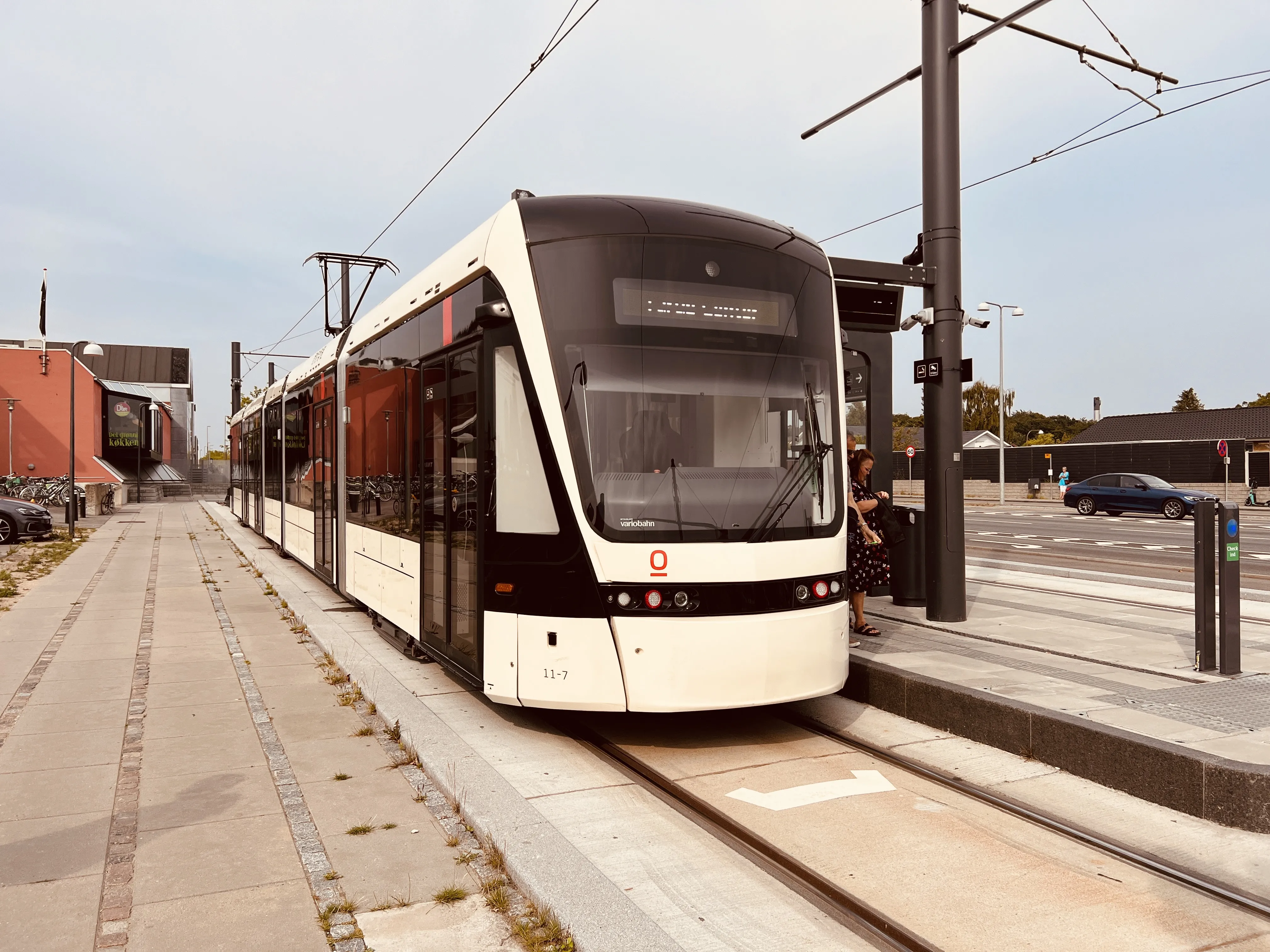 Billede af Odense Letbane togsæt 11 fotograferet ud for Tarup Center Letbanestation.