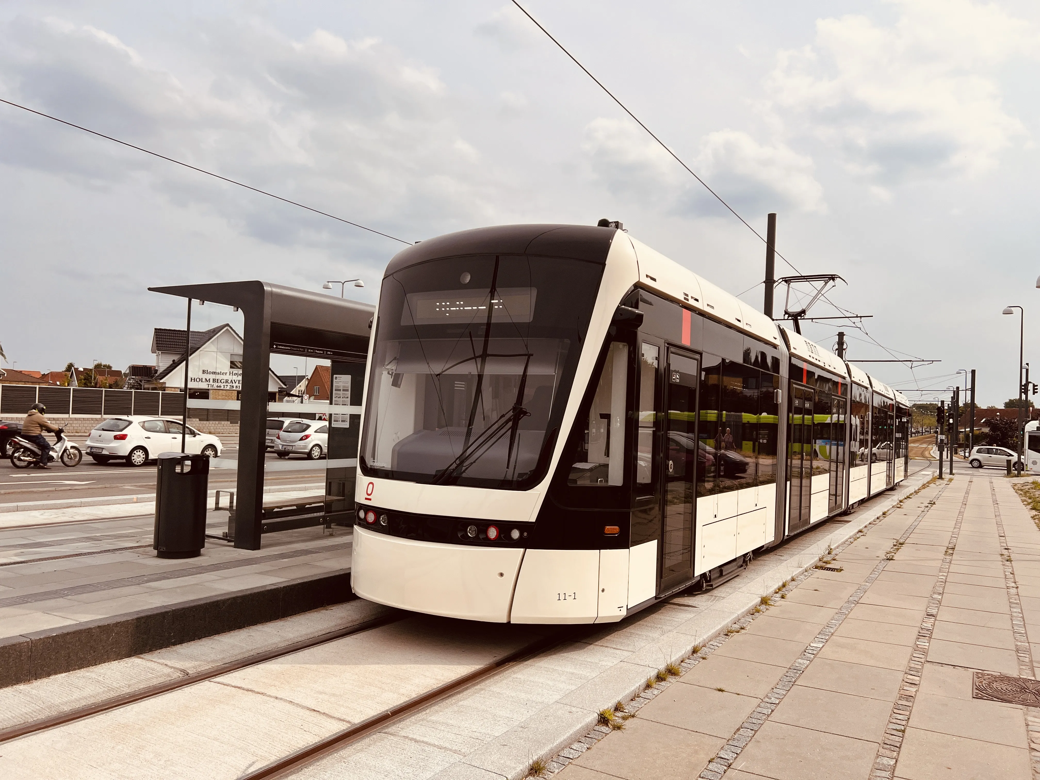 Billede af Odense Letbane togsæt 11 fotograferet ud for Tarup Center Letbanestation.