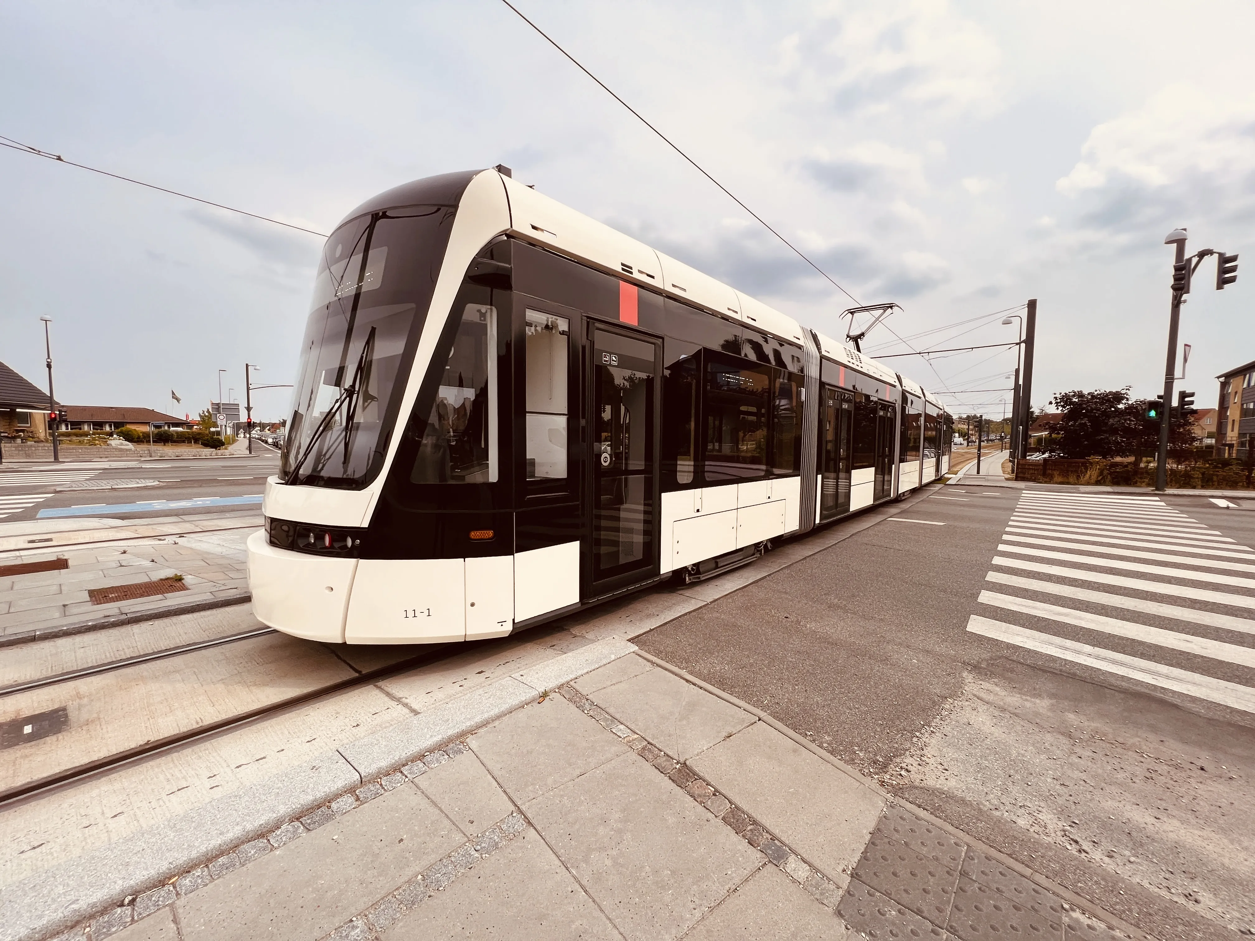 Billede af Odense Letbane togsæt 11 fotograferet ud for Tarup Center Letbanestation.