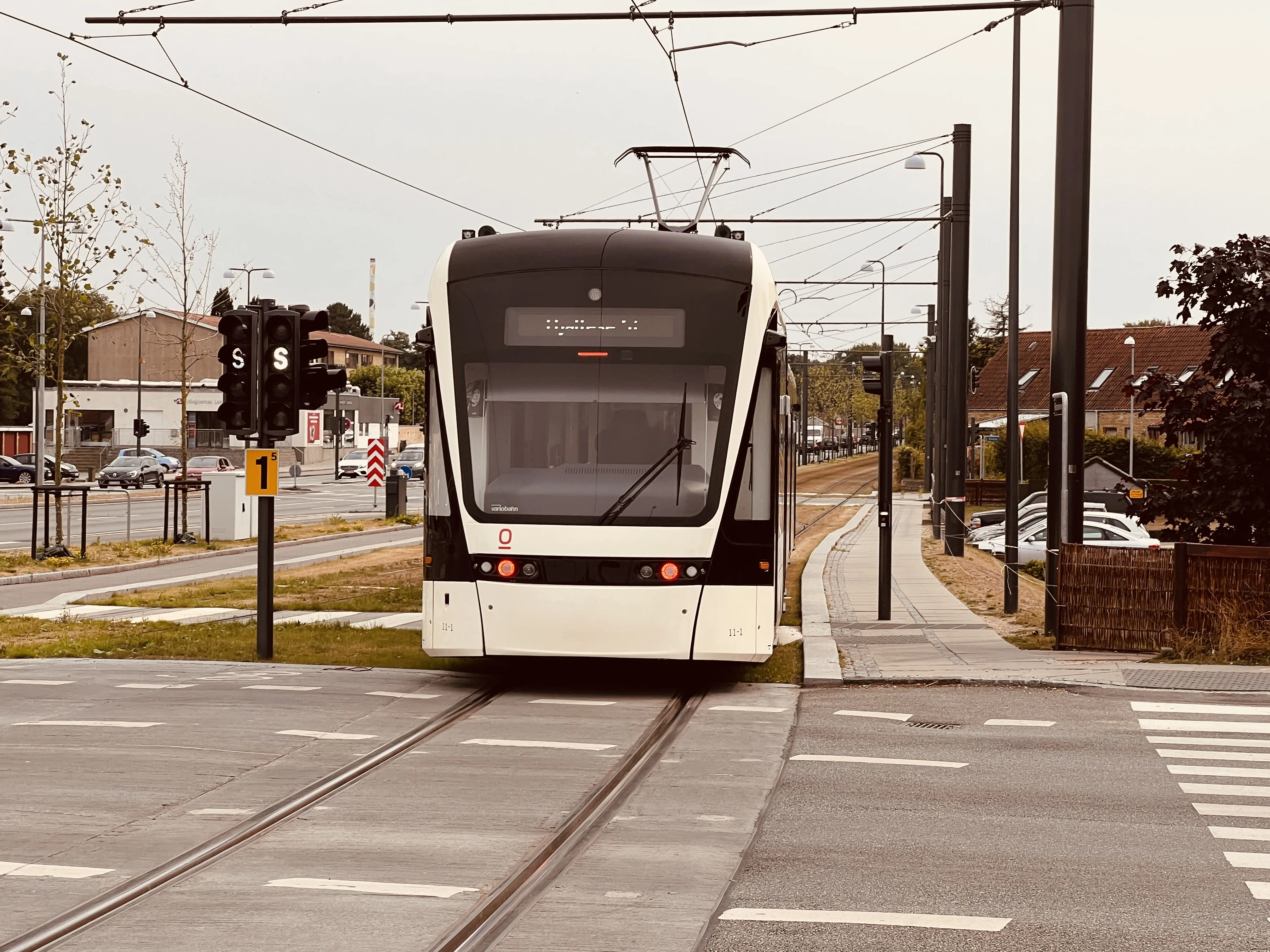 Billede af Odense Letbane togsæt 11 fotograferet ud for Tarup Center Letbanestation.