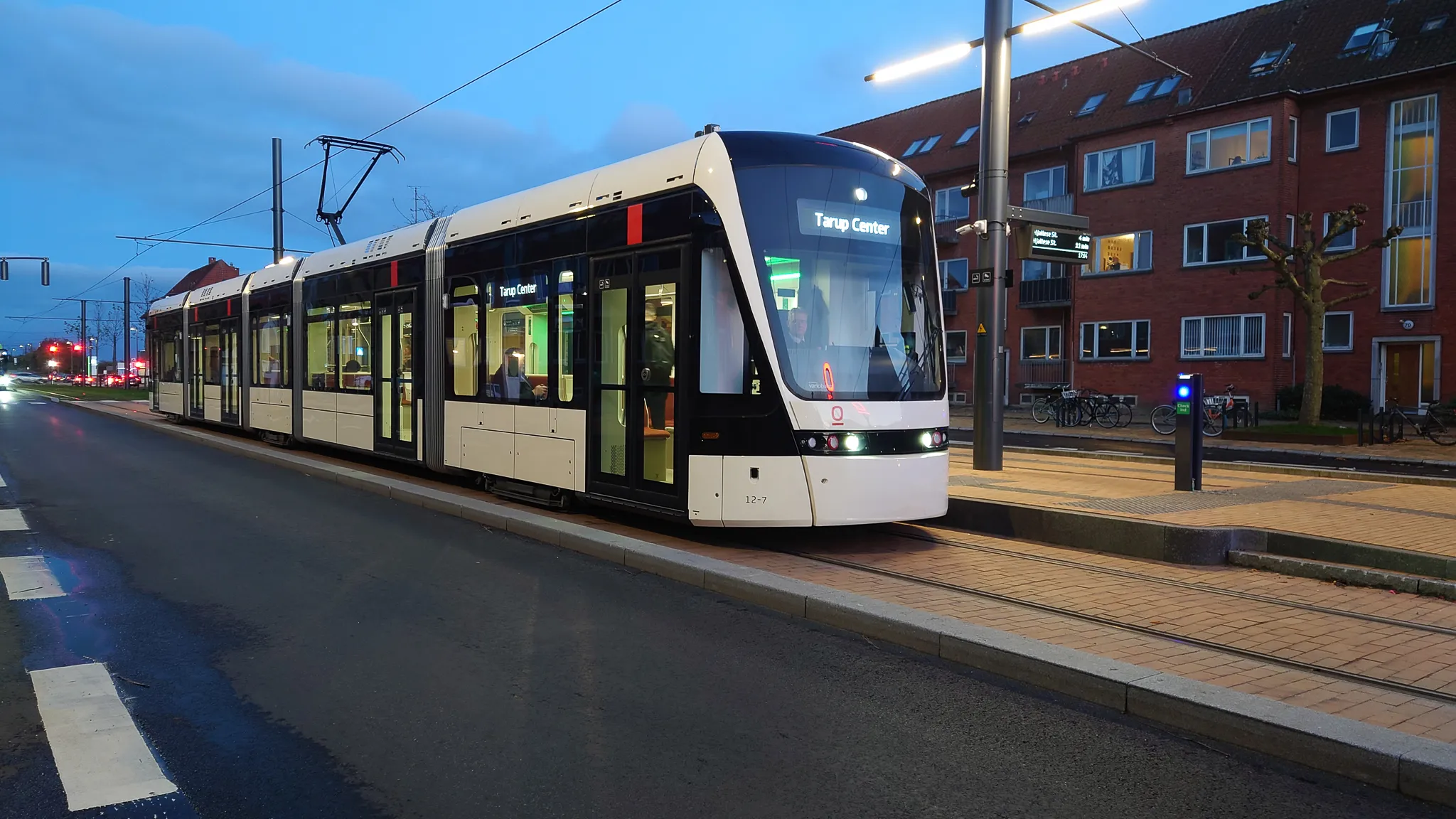 Billede af Odense Letbane togsæt 12 fotograferet ud for Bolbro Letbanestation.