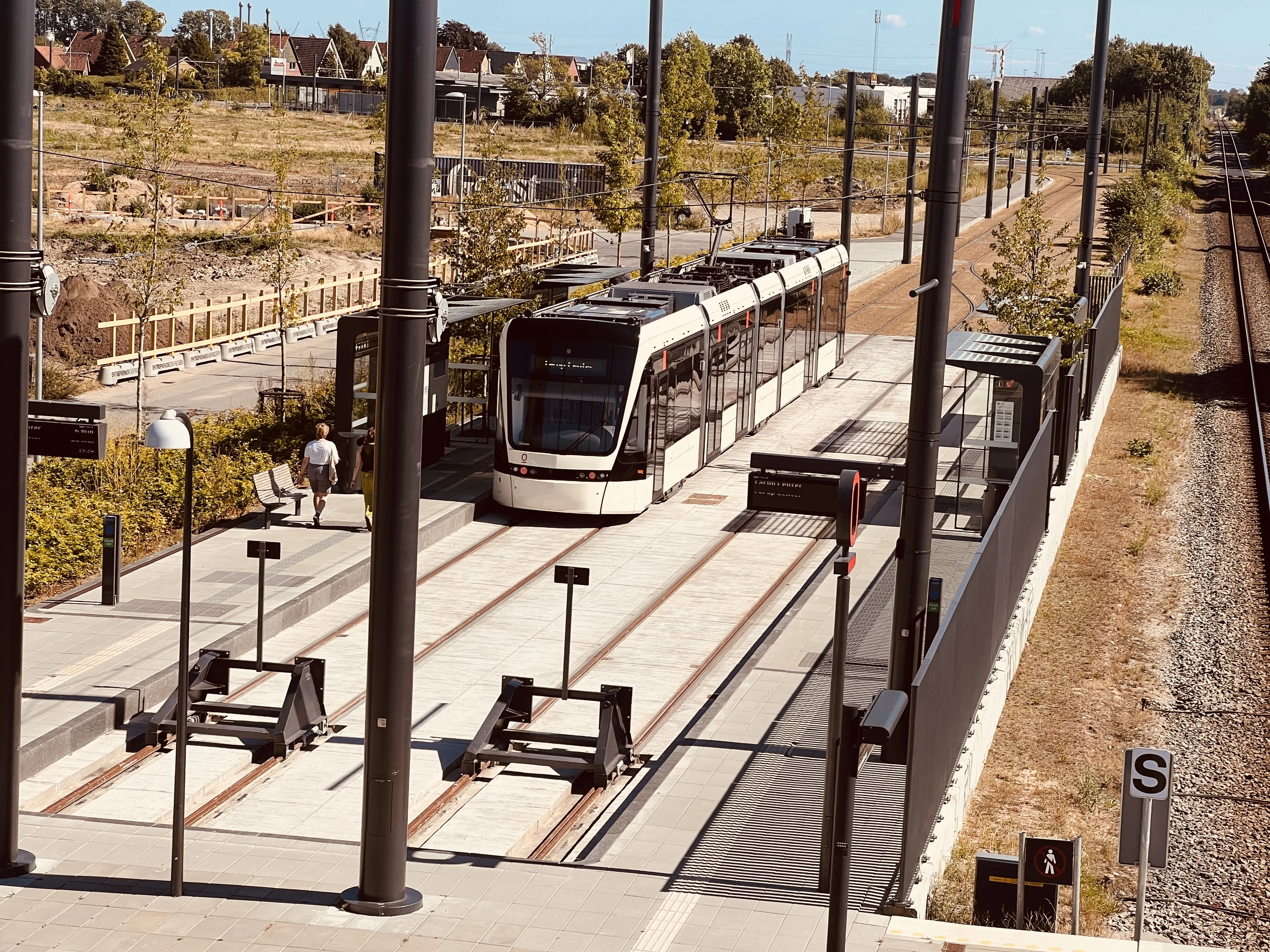 Billede af Odense Letbane togsæt 12 fotograferet ud for Hjallese Letbanestation.