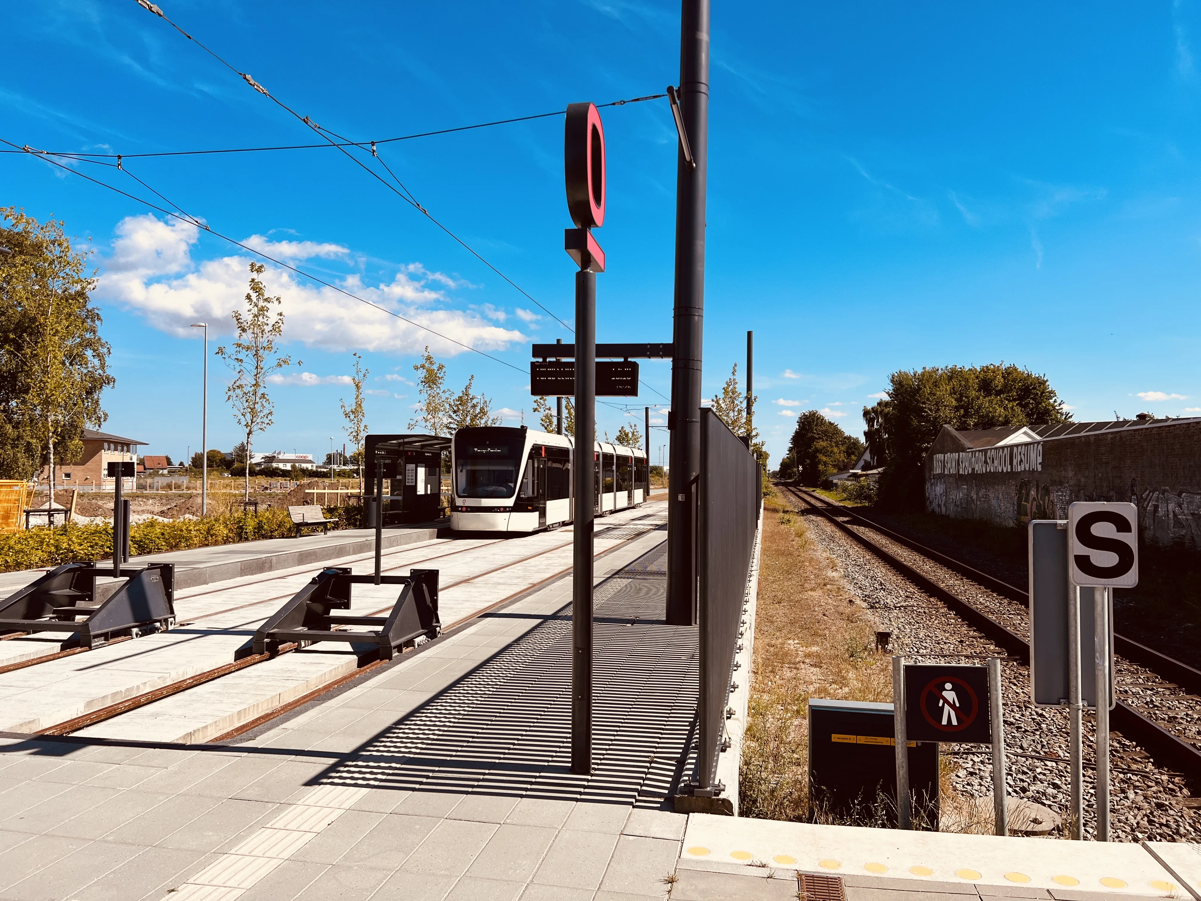 Billede af Odense Letbane togsæt 12 fotograferet ud for Hjallese Letbanestation.