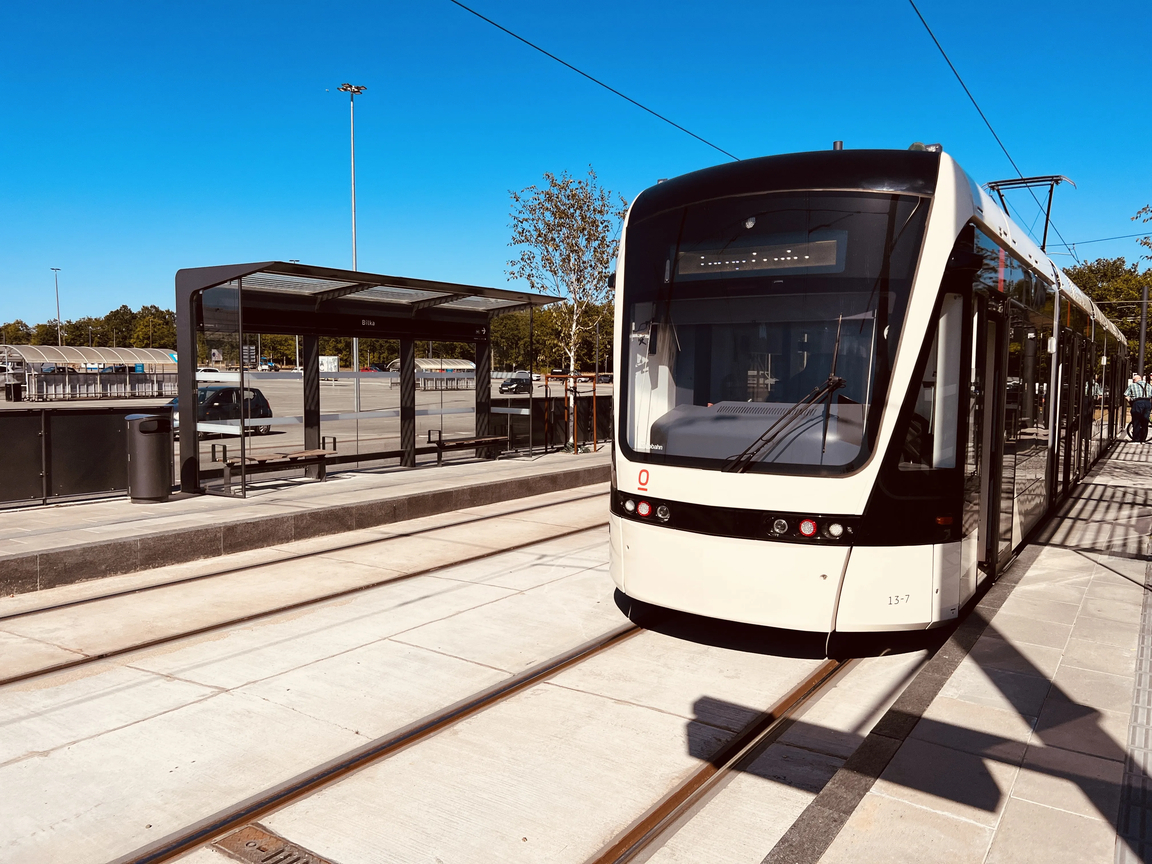 Billede af Odense Letbane togsæt 13 fotograferet ud for Bilka Letbanestation.