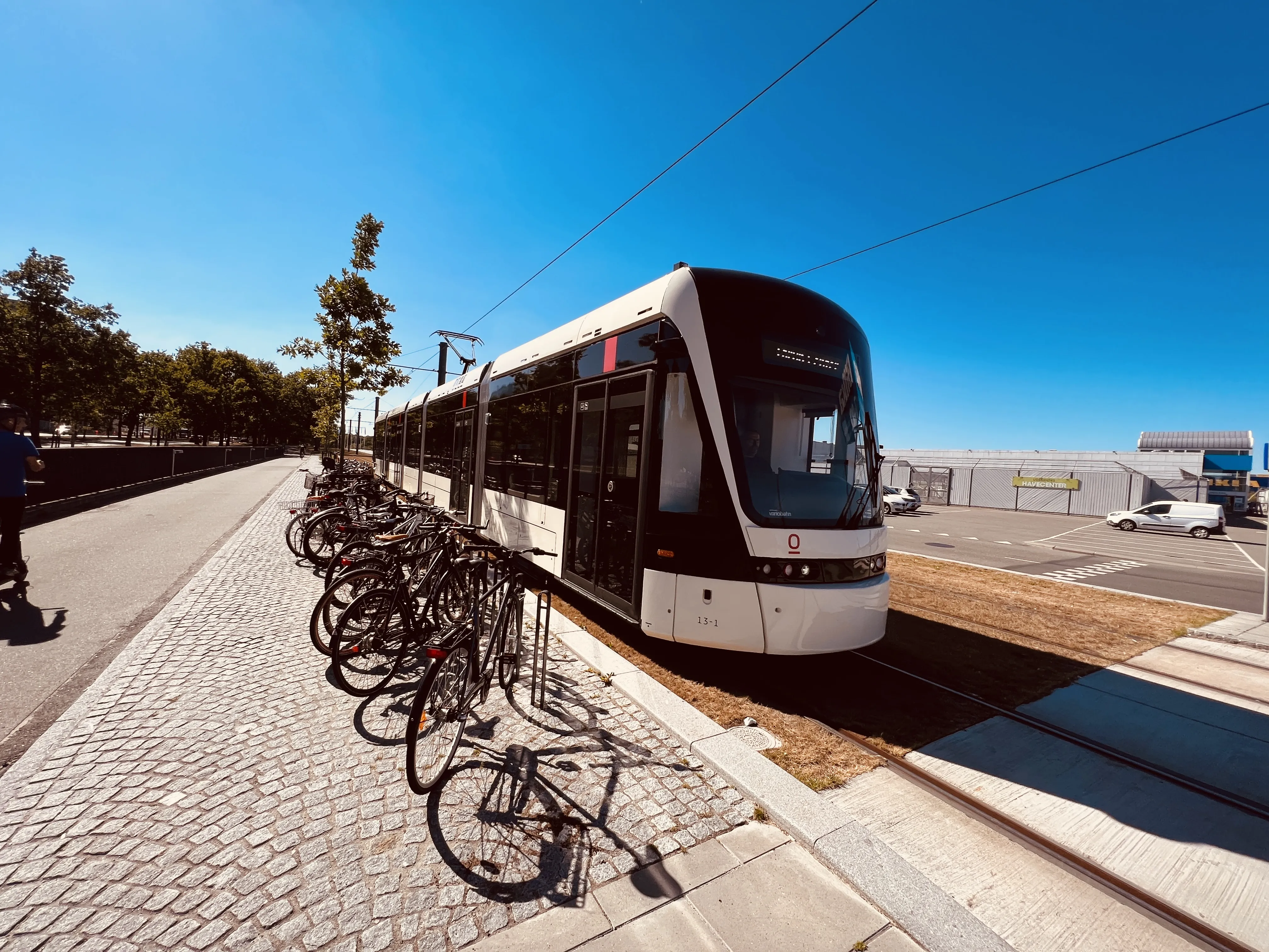 Billede af Odense Letbane togsæt 13 fotograferet ud for Bilka Letbanestation.