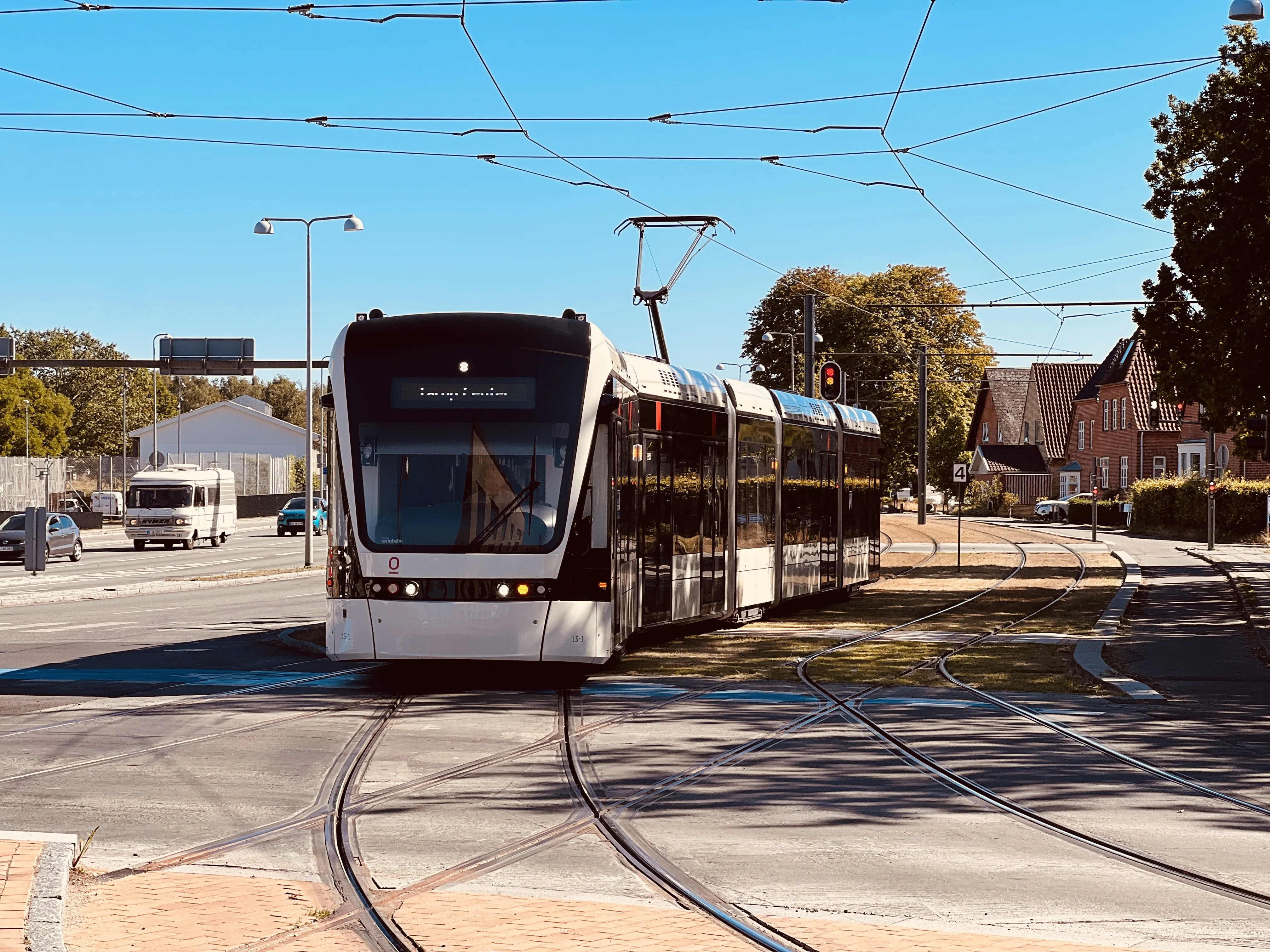 Billede af Odense Letbane togsæt 13 fotograferet ud for Korsløkke Letbanestation.