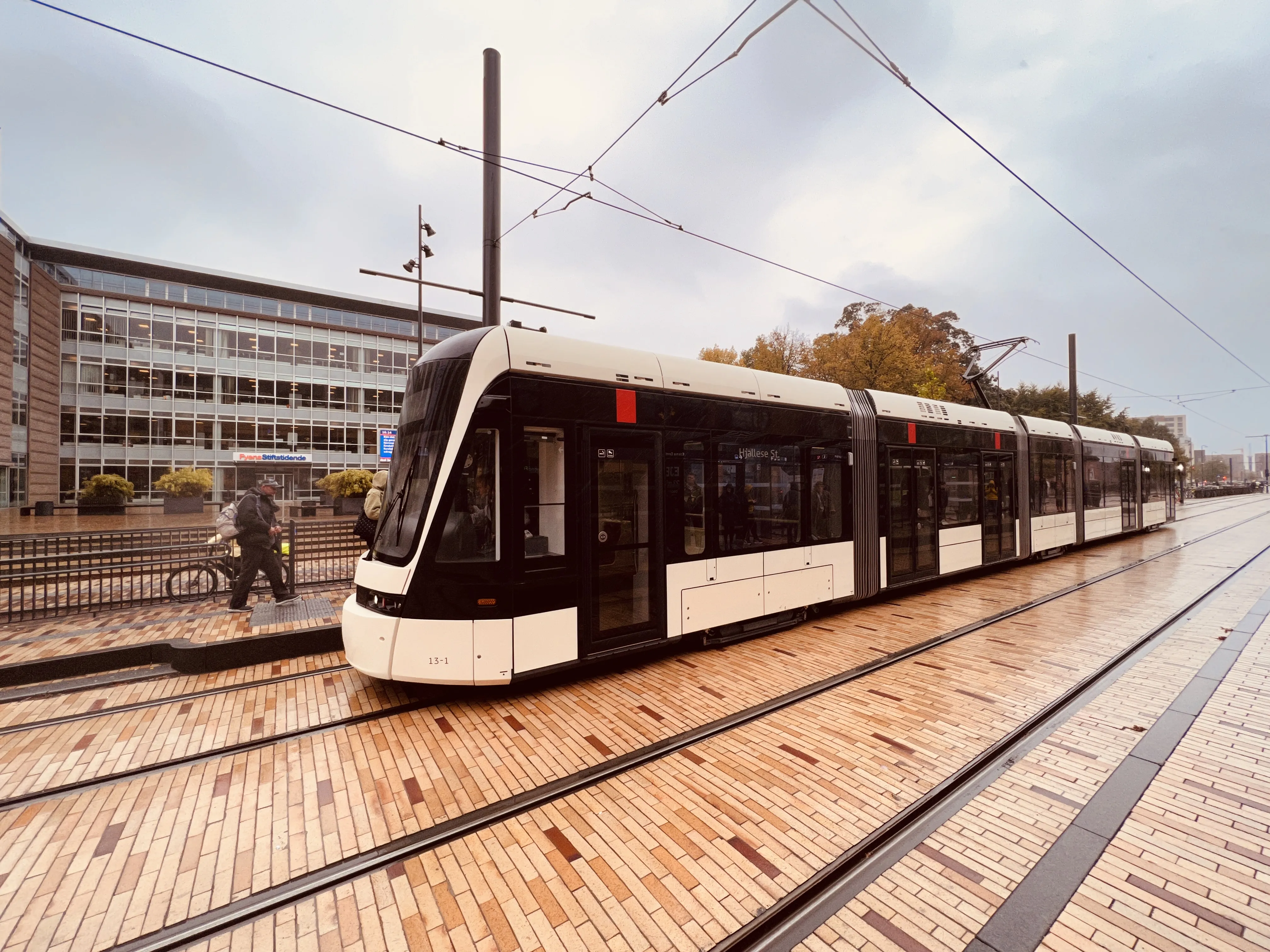 Billede af Odense Letbane togsæt 13 fotograferet ud for Odense Banegård Letbanestation.