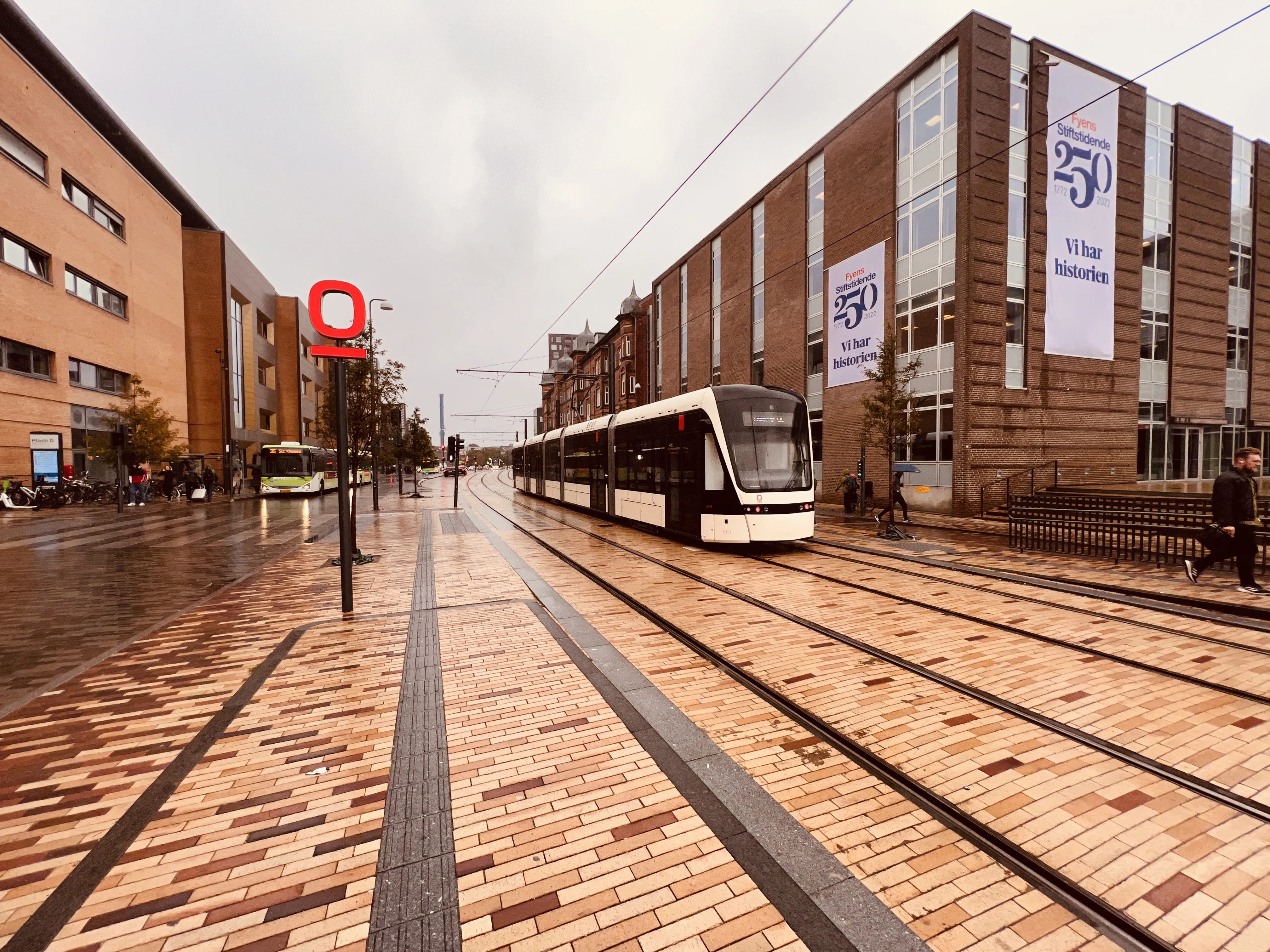 Billede af Odense Letbane togsæt 13 fotograferet ud for Odense Banegård Letbanestation.