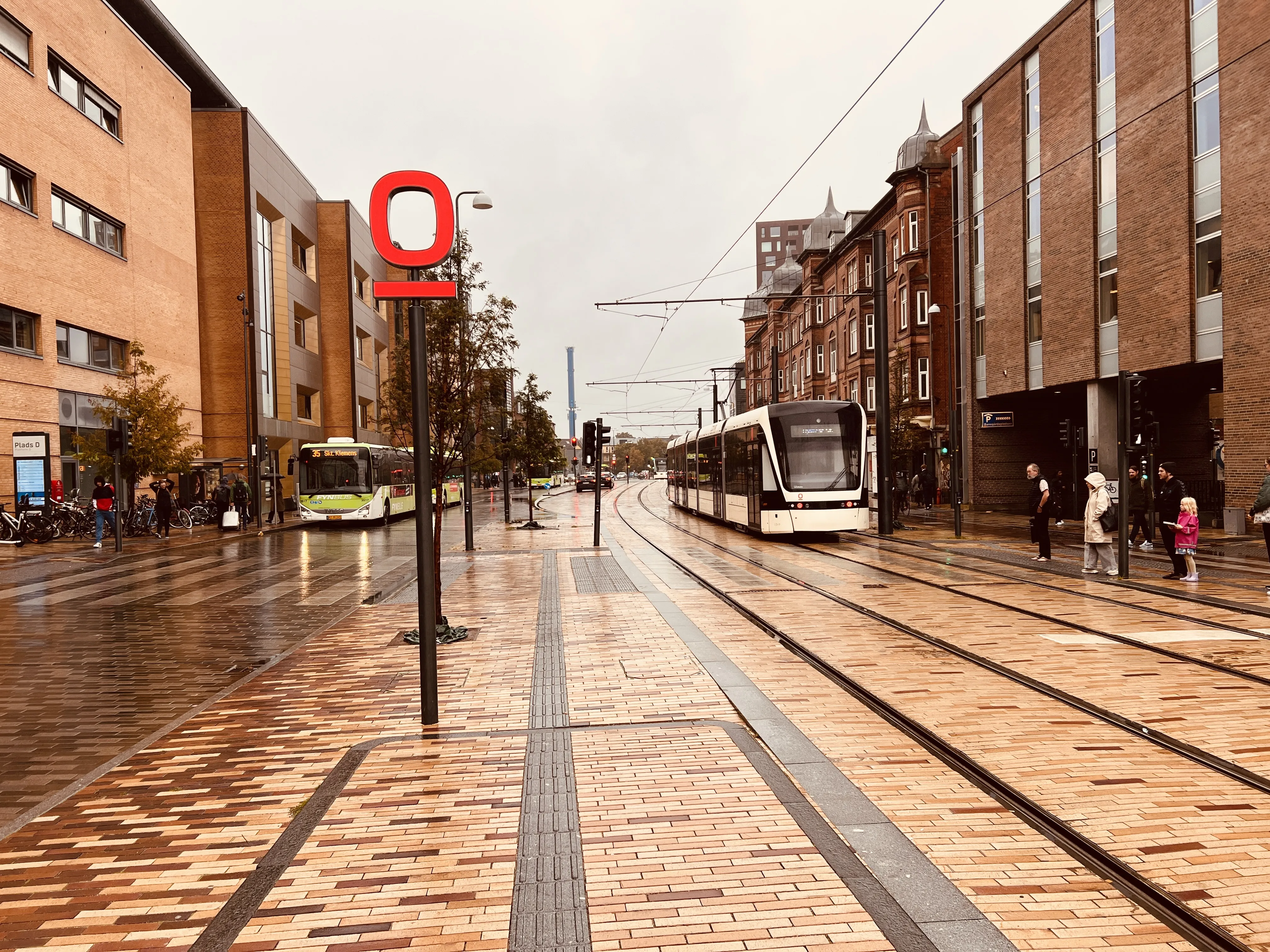 Billede af Odense Letbane togsæt 13 fotograferet ud for Odense Banegård Letbanestation.