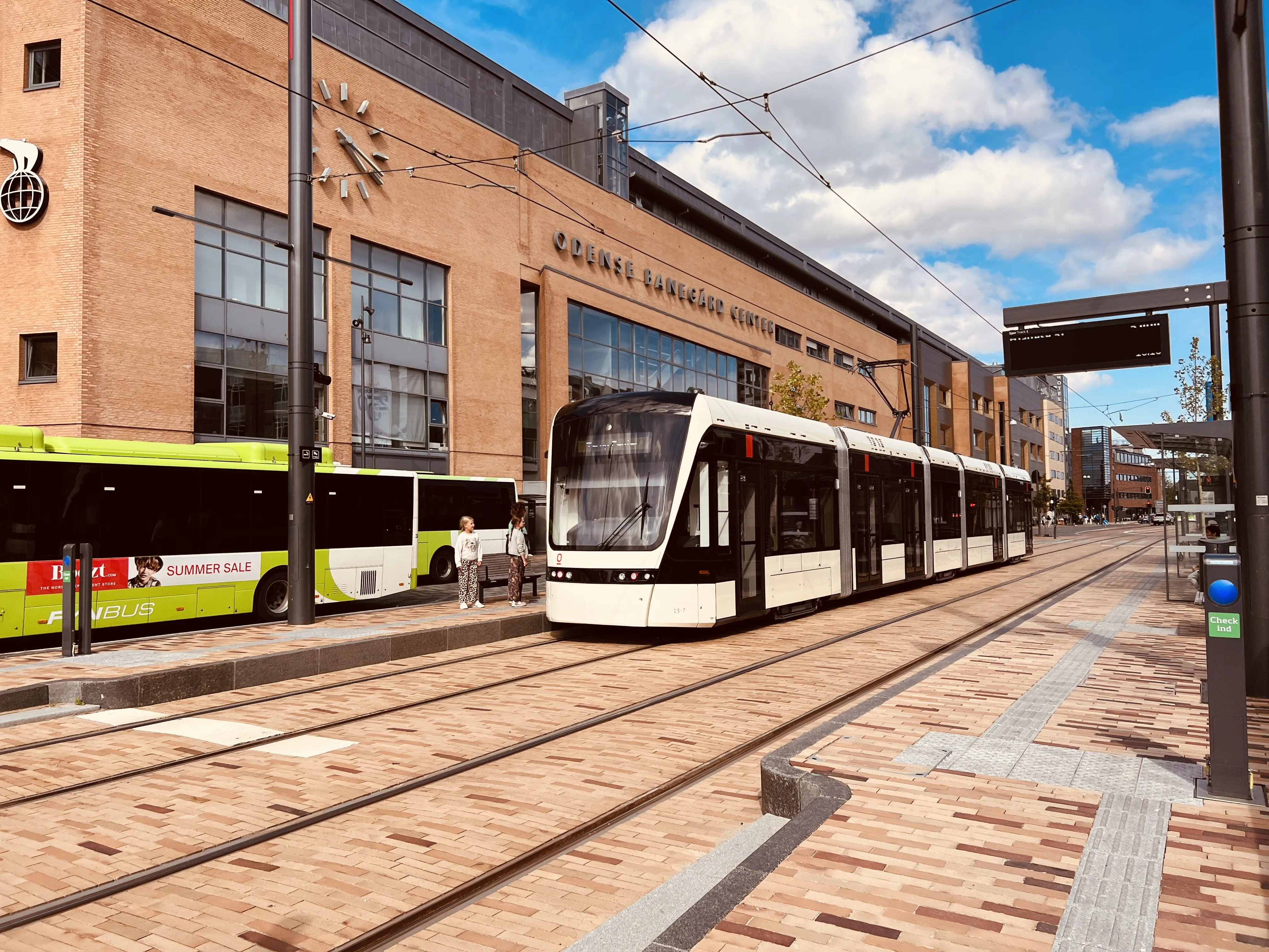 Billede af Odense Letbane togsæt 13 fotograferet ud for Odense Banegård Letbanestation.