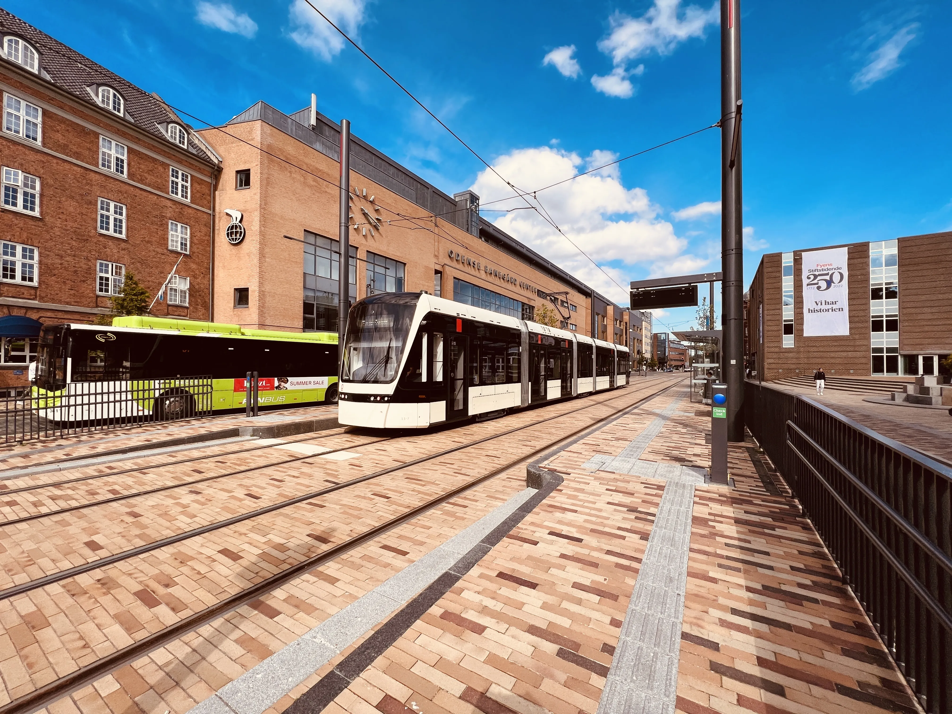 Billede af Odense Letbane togsæt 13 fotograferet ud for Odense Banegård Letbanestation.