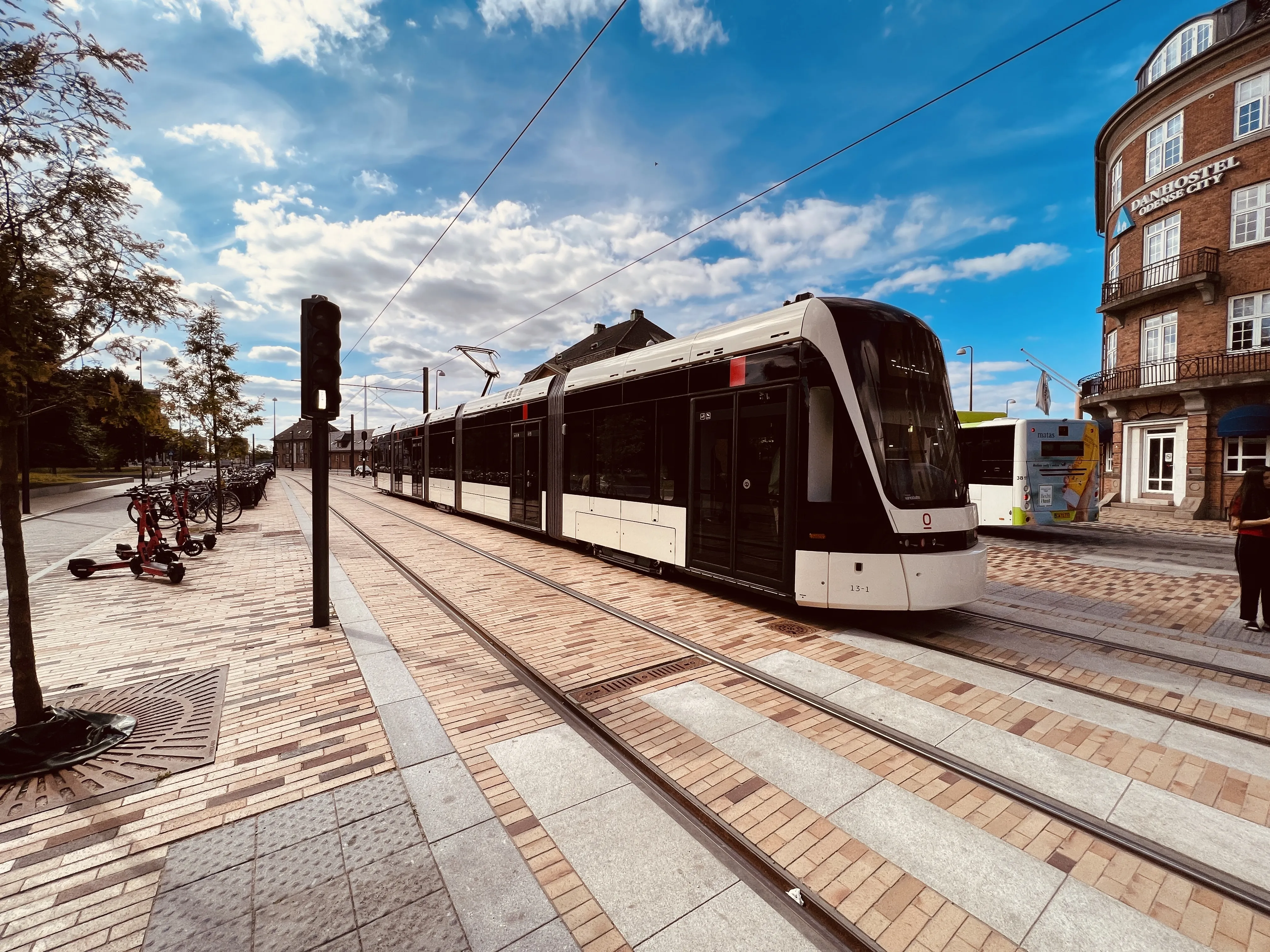 Billede af Odense Letbane togsæt 13 fotograferet ud for Odense Banegård Letbanestation.