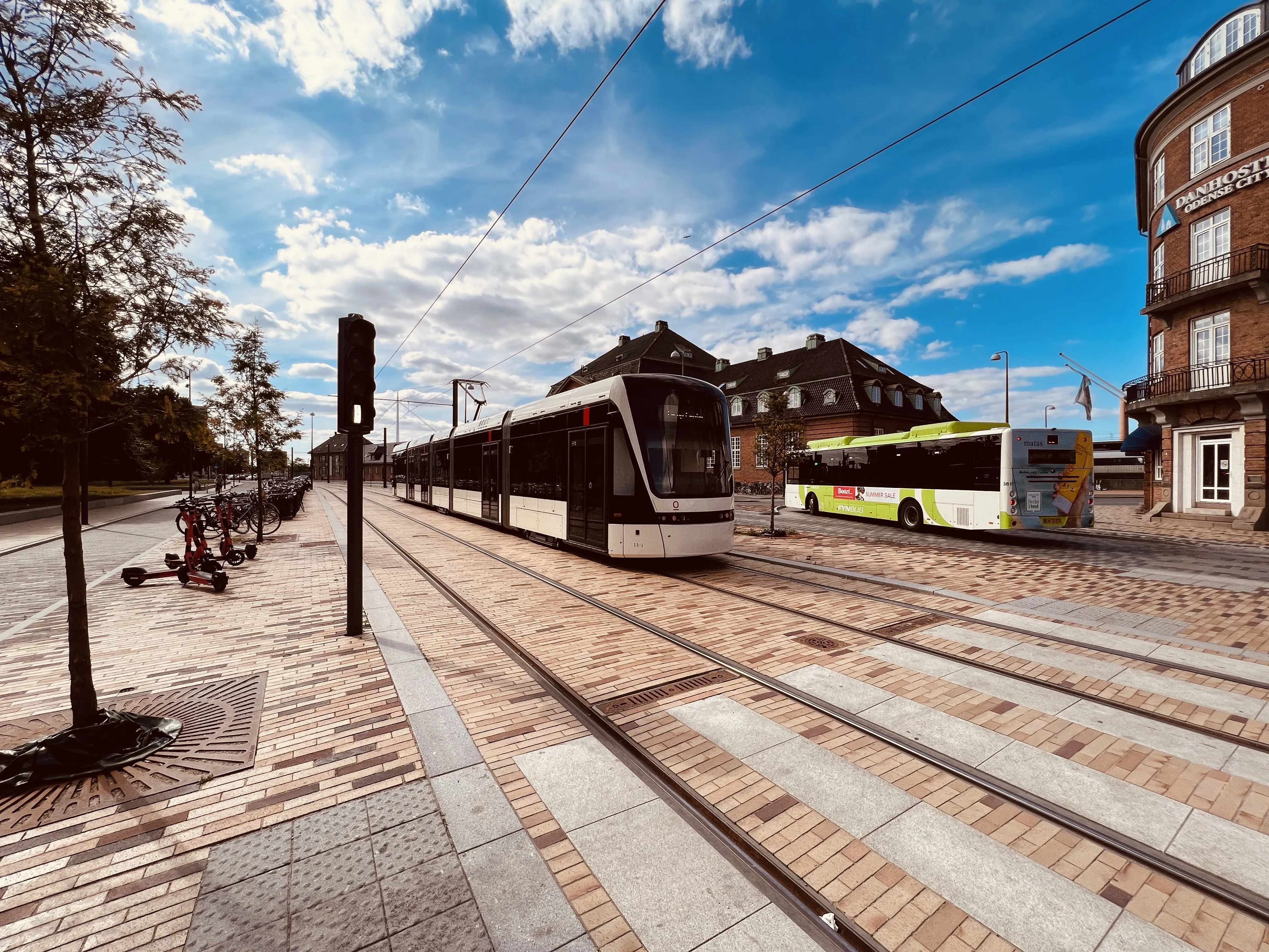 Billede af Odense Letbane togsæt 13 fotograferet ud for Odense Banegård Letbanestation.