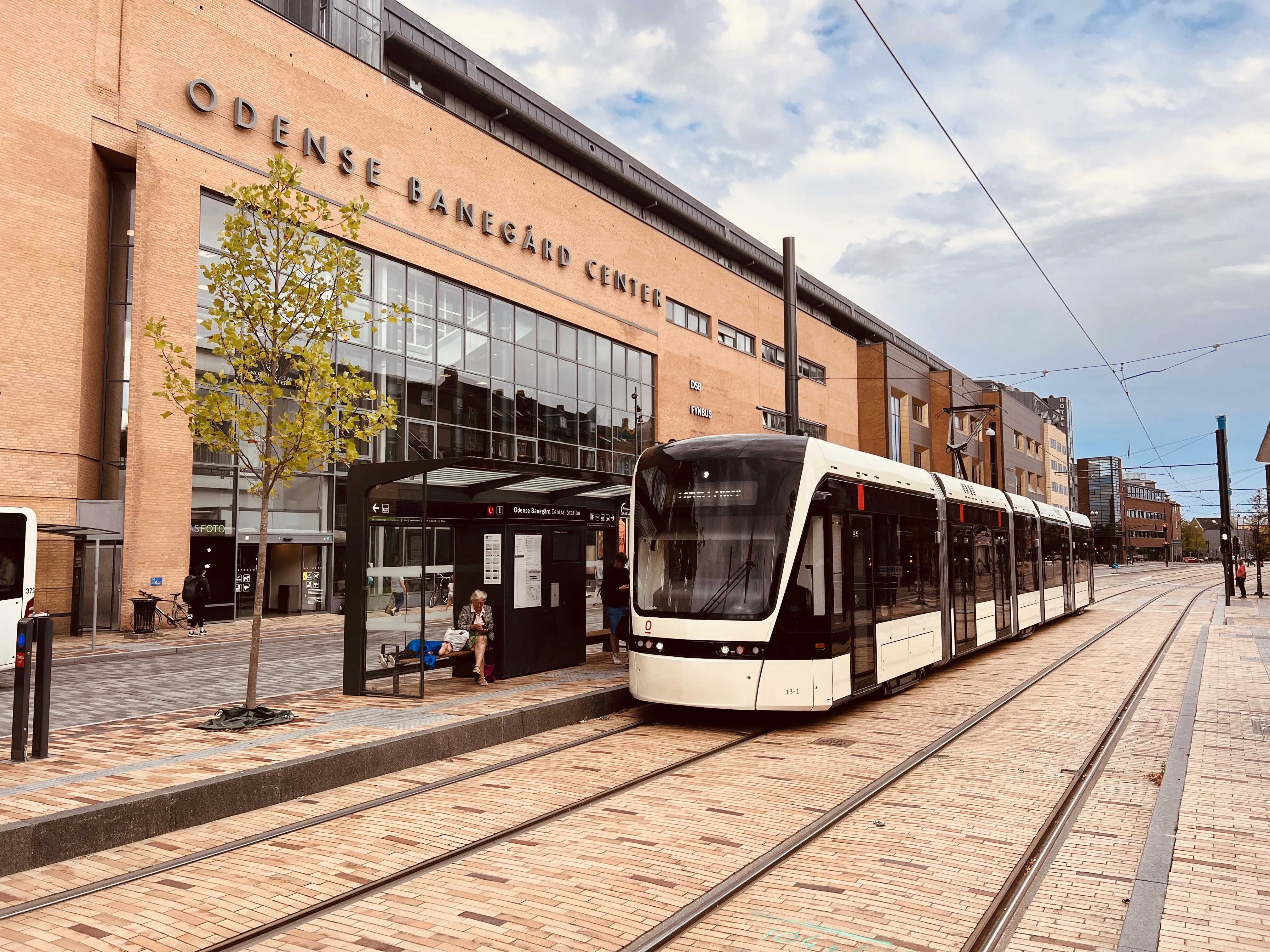 Billede af Odense Letbane togsæt 13 fotograferet ud for Odense Banegård Letbanestation.