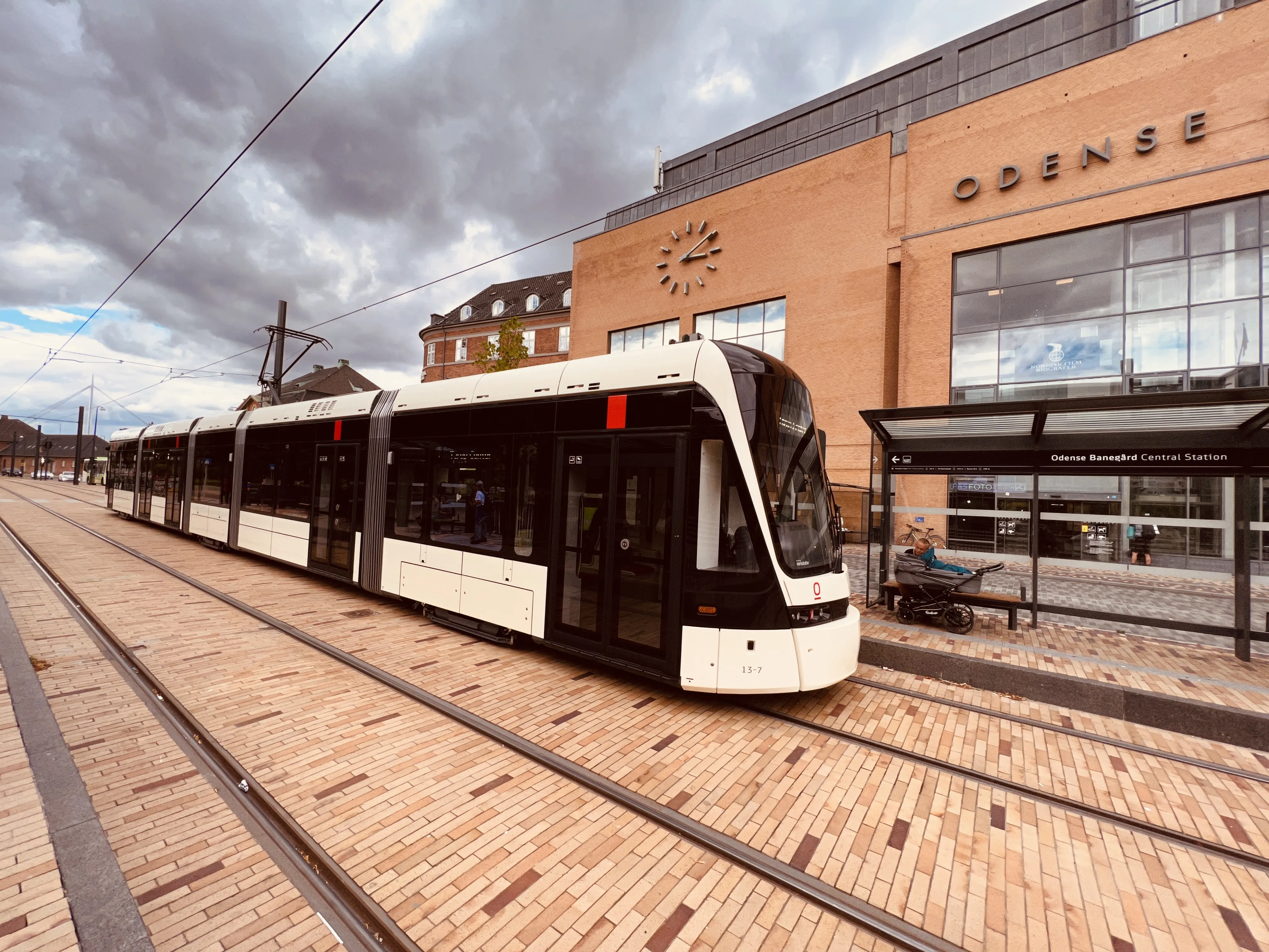 Billede af Odense Letbane togsæt 13 fotograferet ud for Odense Banegård Letbanestation.