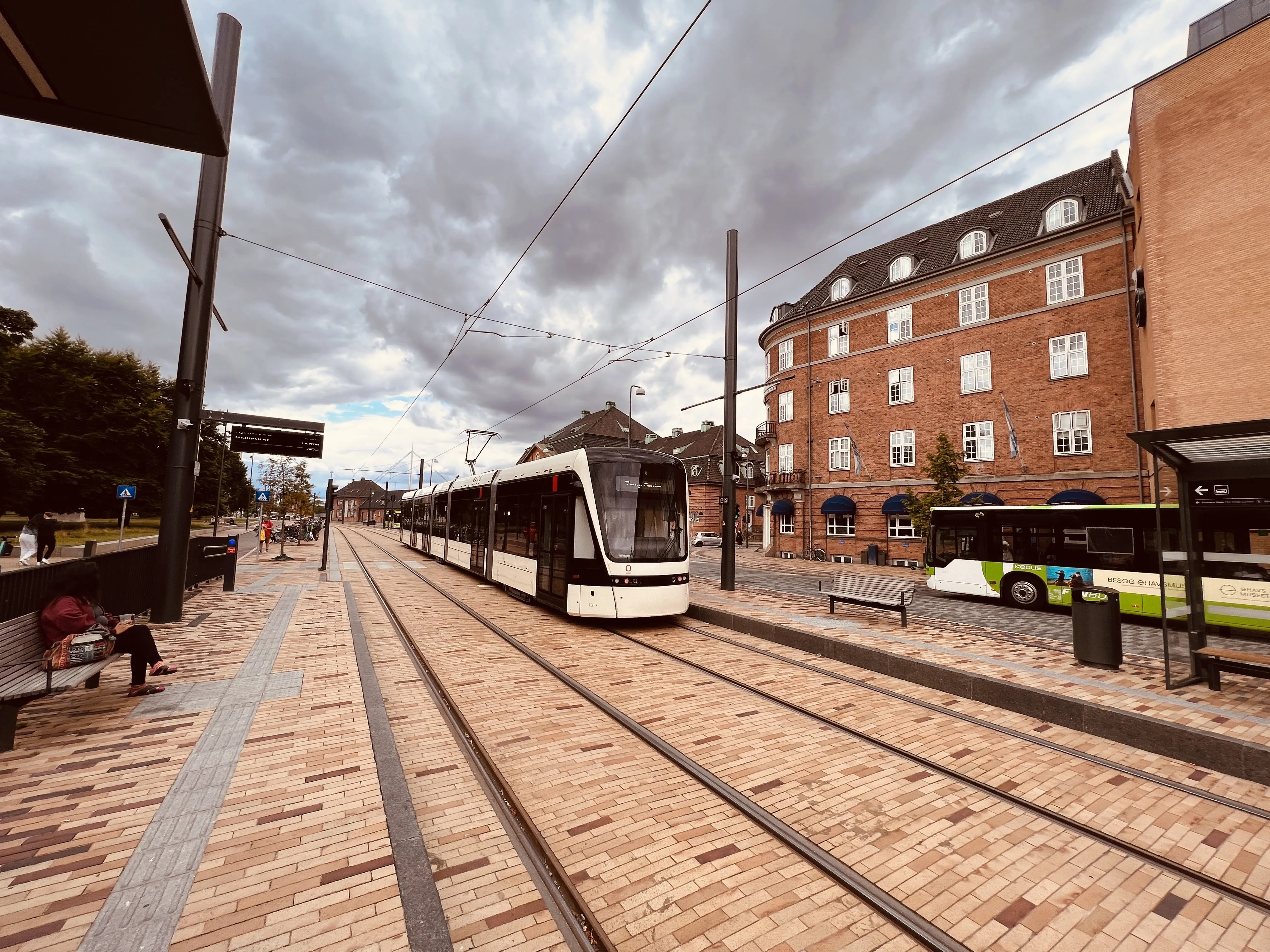 Billede af Odense Letbane togsæt 13 fotograferet ud for Odense Banegård Letbanestation.