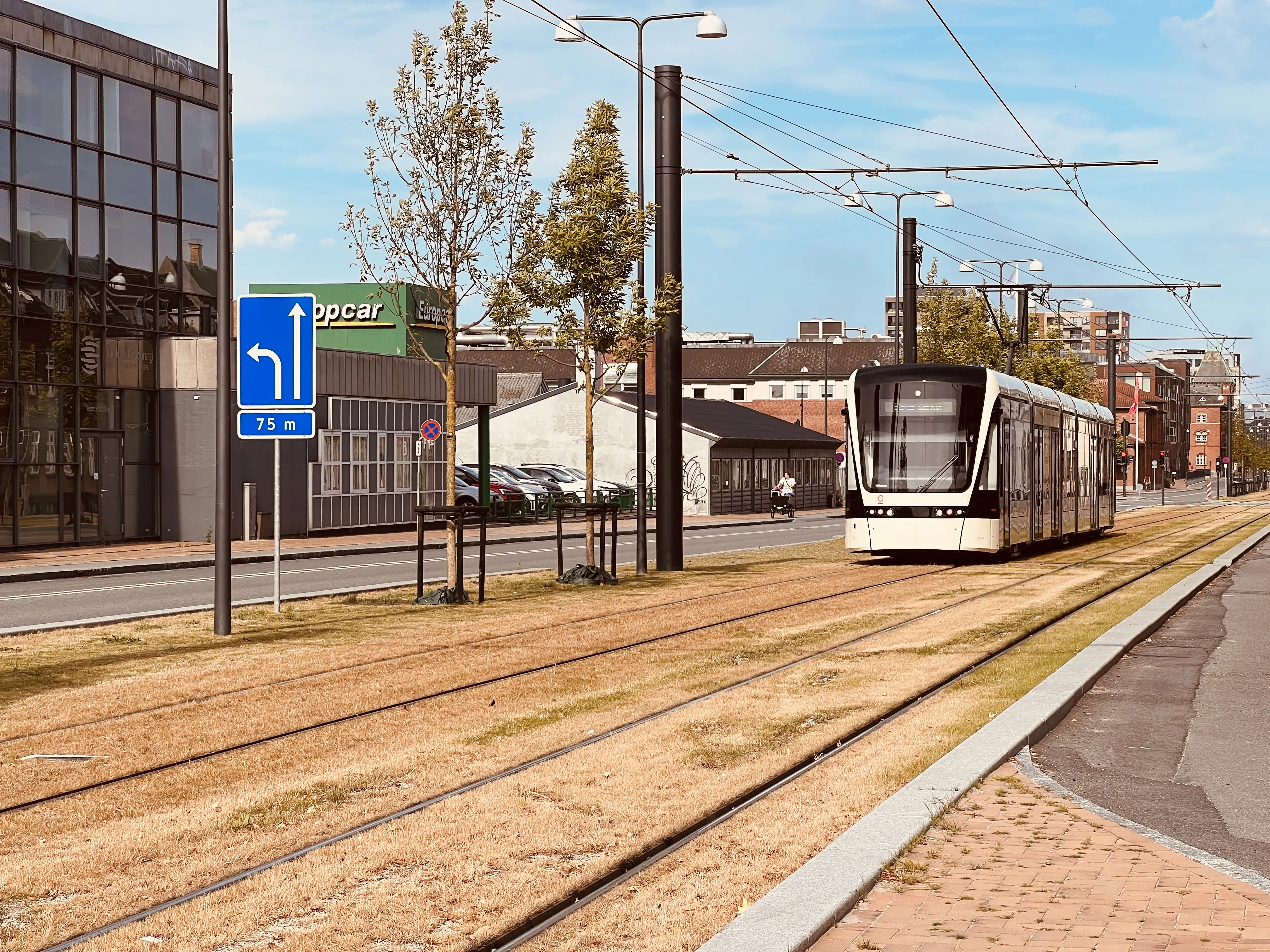 Billede af Odense Letbane togsæt 13 fotograferet ud for Vestre Stationsvej Letbanestation.