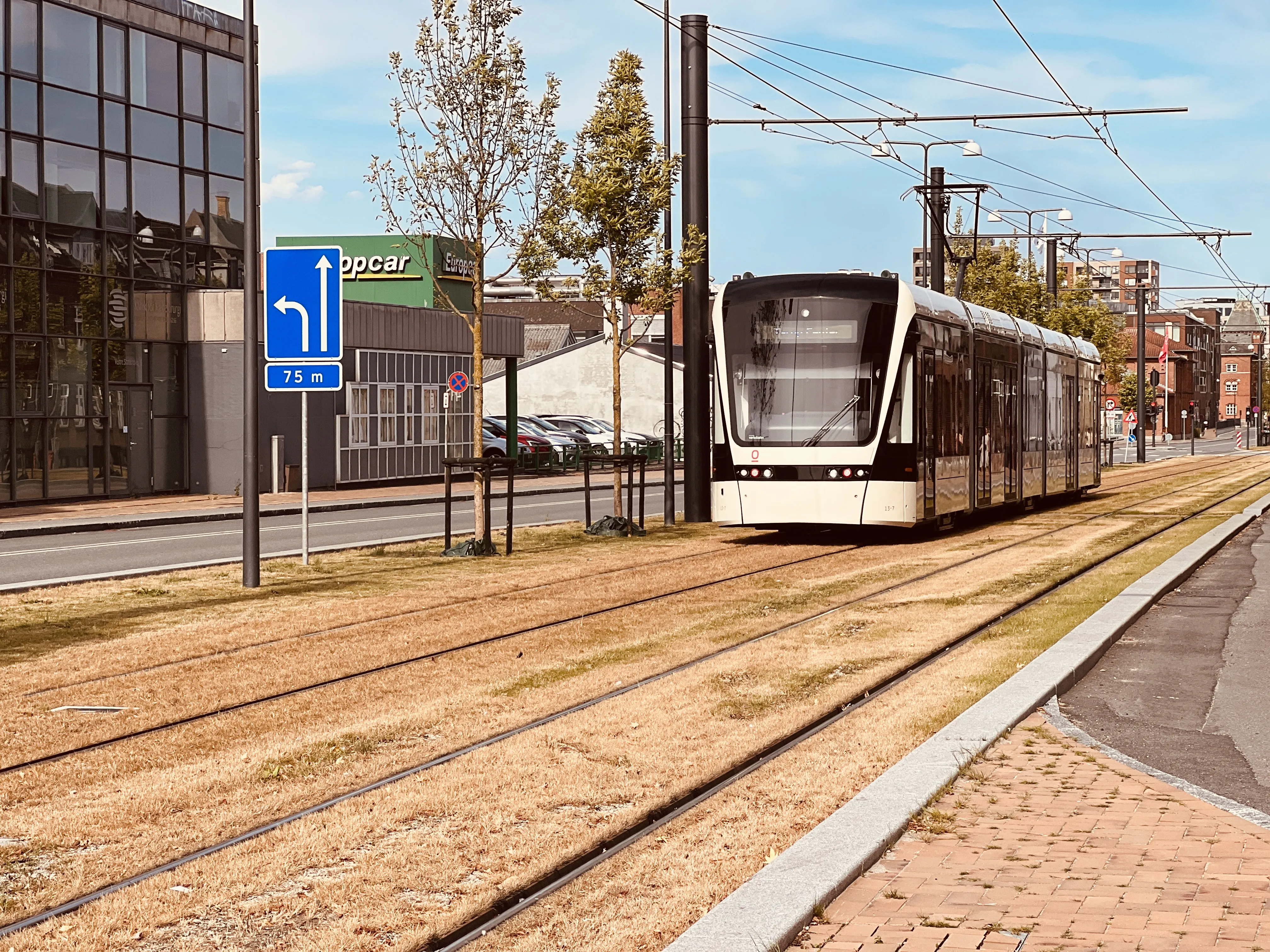 Billede af Odense Letbane togsæt 13 fotograferet ud for Vestre Stationsvej Letbanestation.