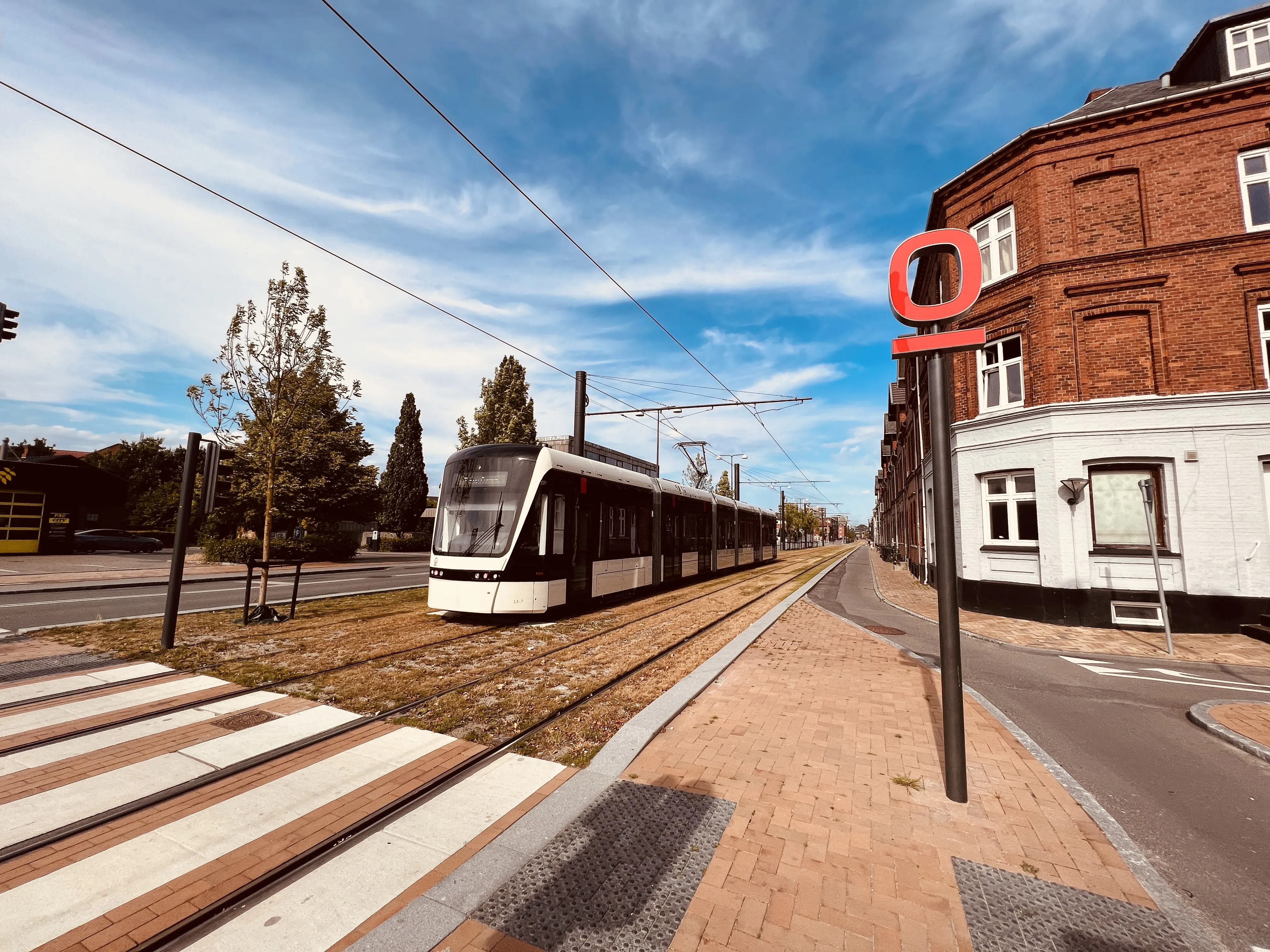 Billede af Odense Letbane togsæt 13 fotograferet ud for Vestre Stationsvej Letbanestation.