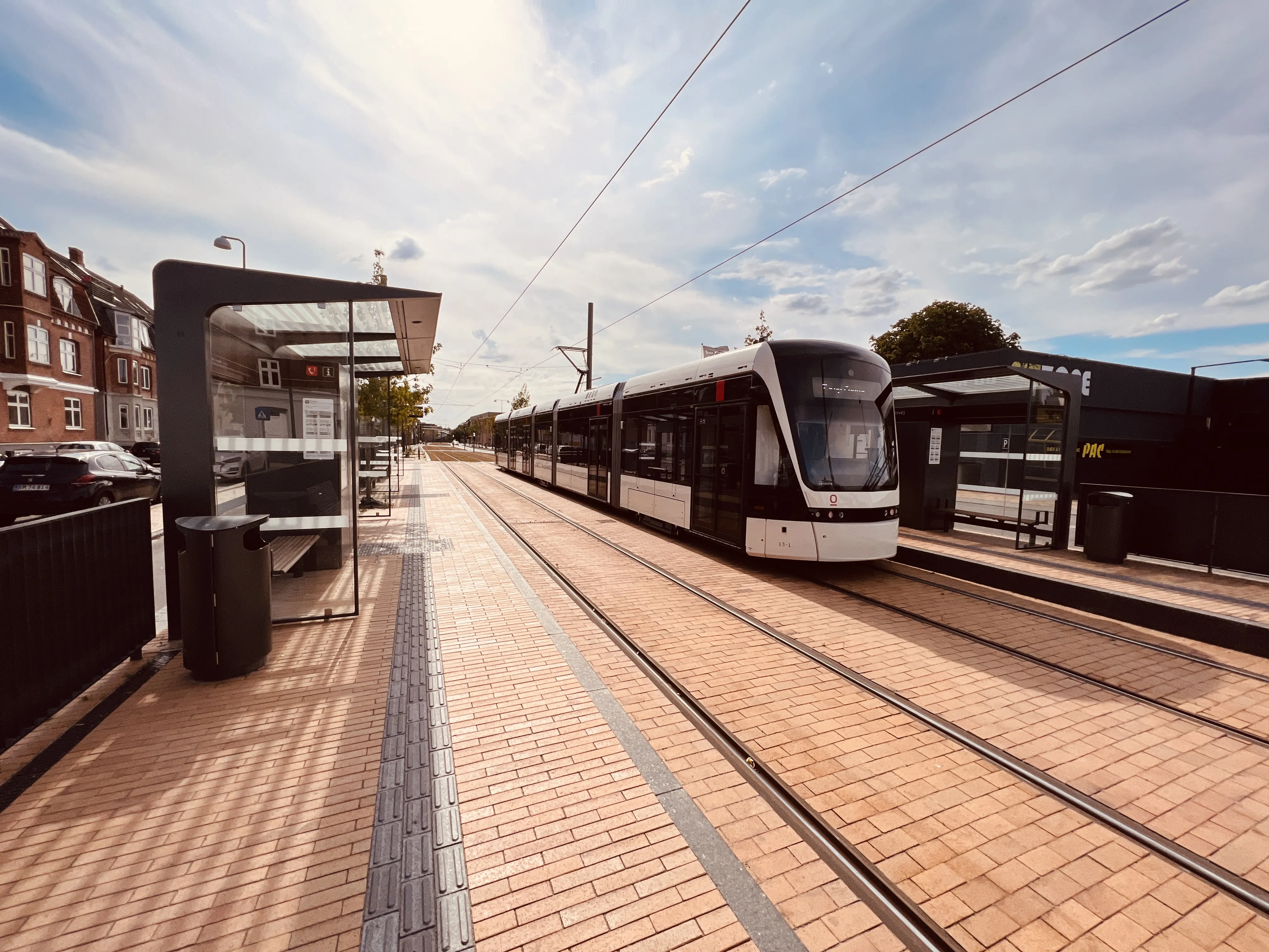 Billede af Odense Letbane togsæt 13 fotograferet ud for Vestre Stationsvej Letbanestation.