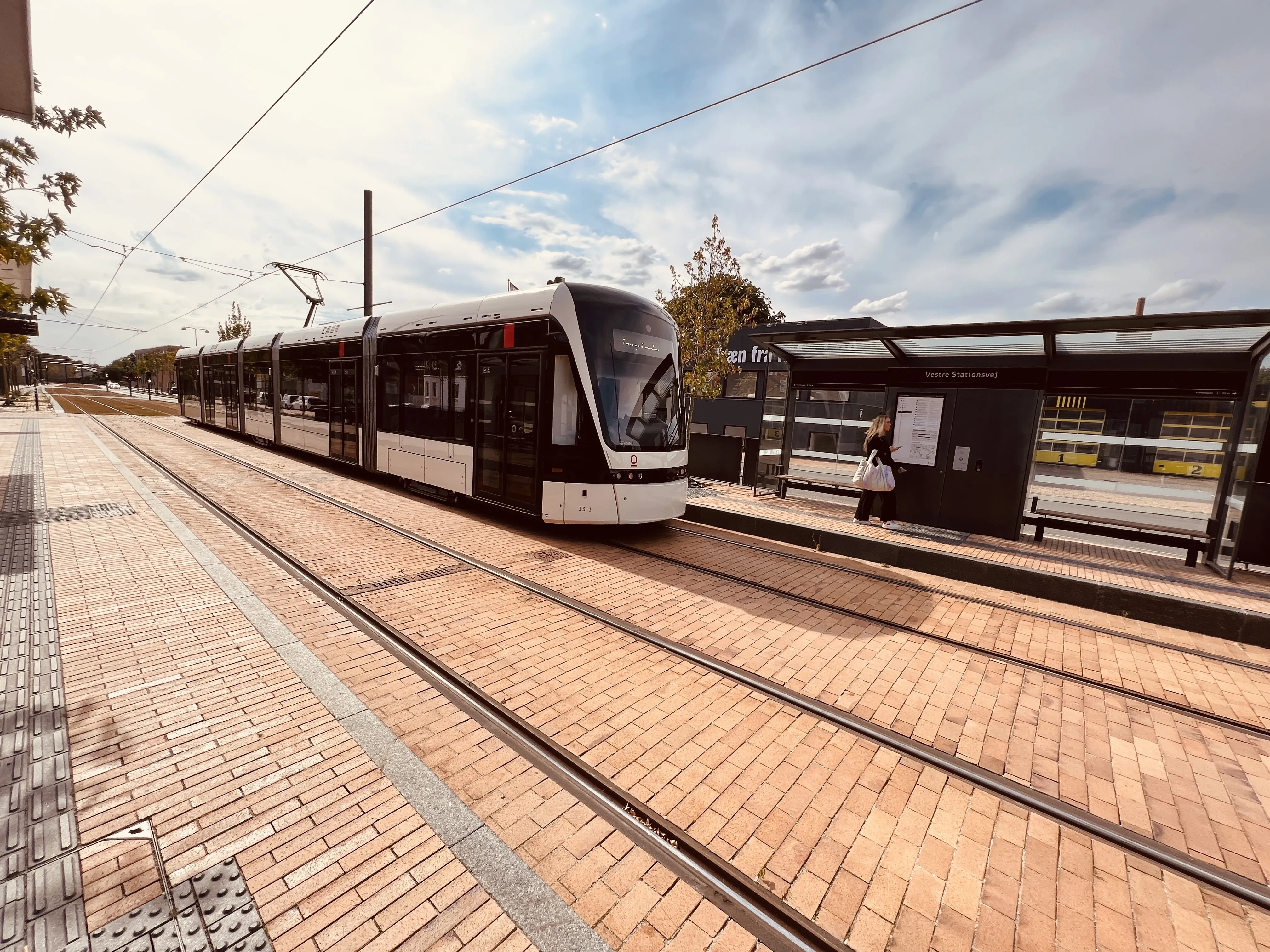 Billede af Odense Letbane togsæt 13 fotograferet ud for Vestre Stationsvej Letbanestation.