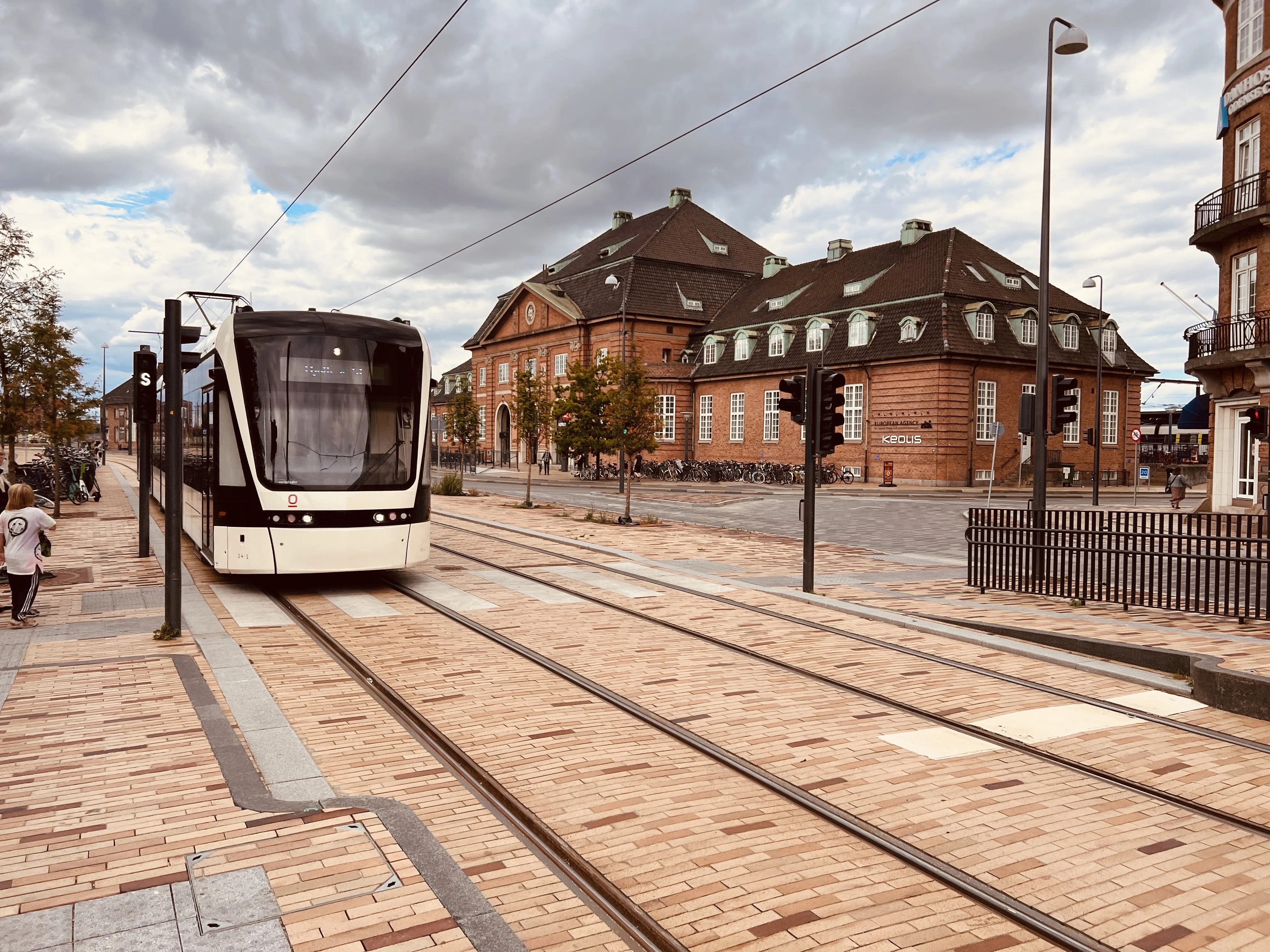 Billede af Odense Letbane togsæt 14 fotograferet ud for Odense Banegård Letbanestation.