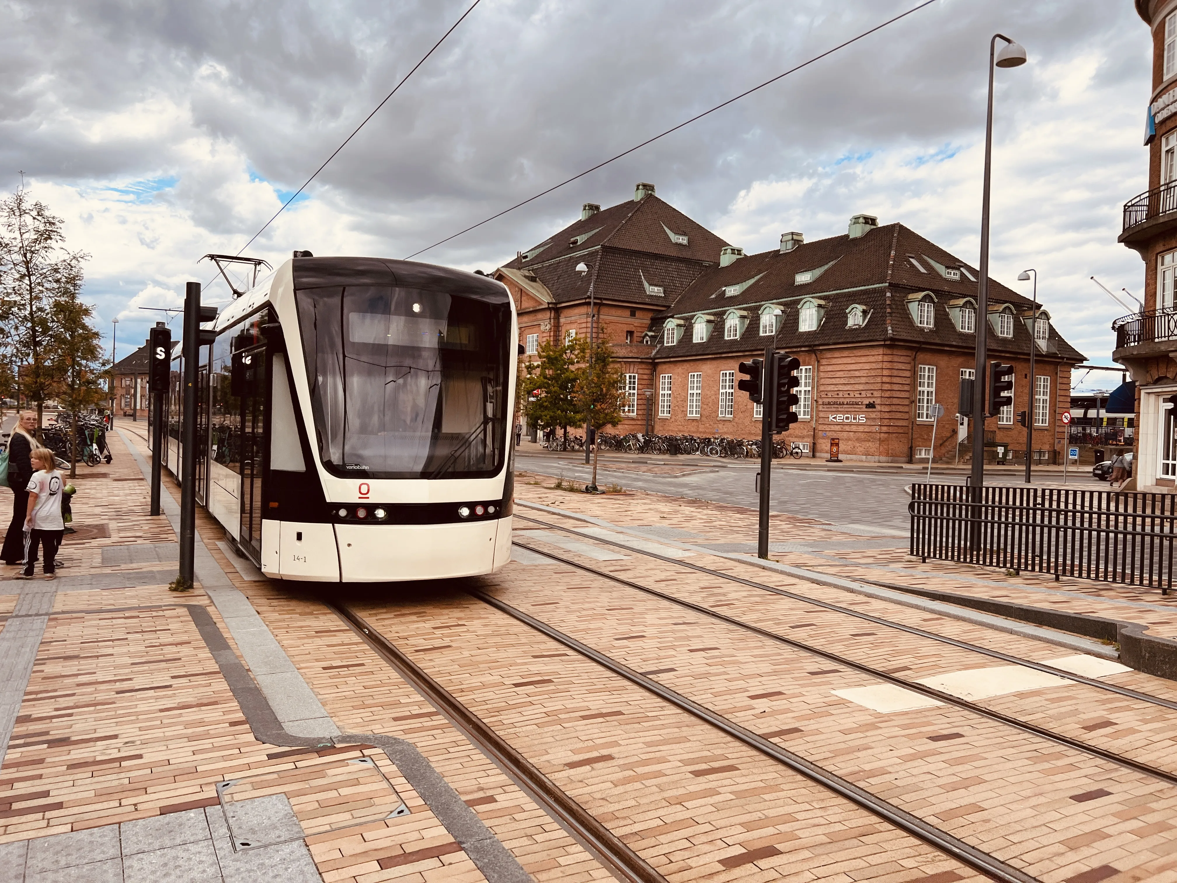 Billede af Odense Letbane togsæt 14 fotograferet ud for Odense Banegård Letbanestation.