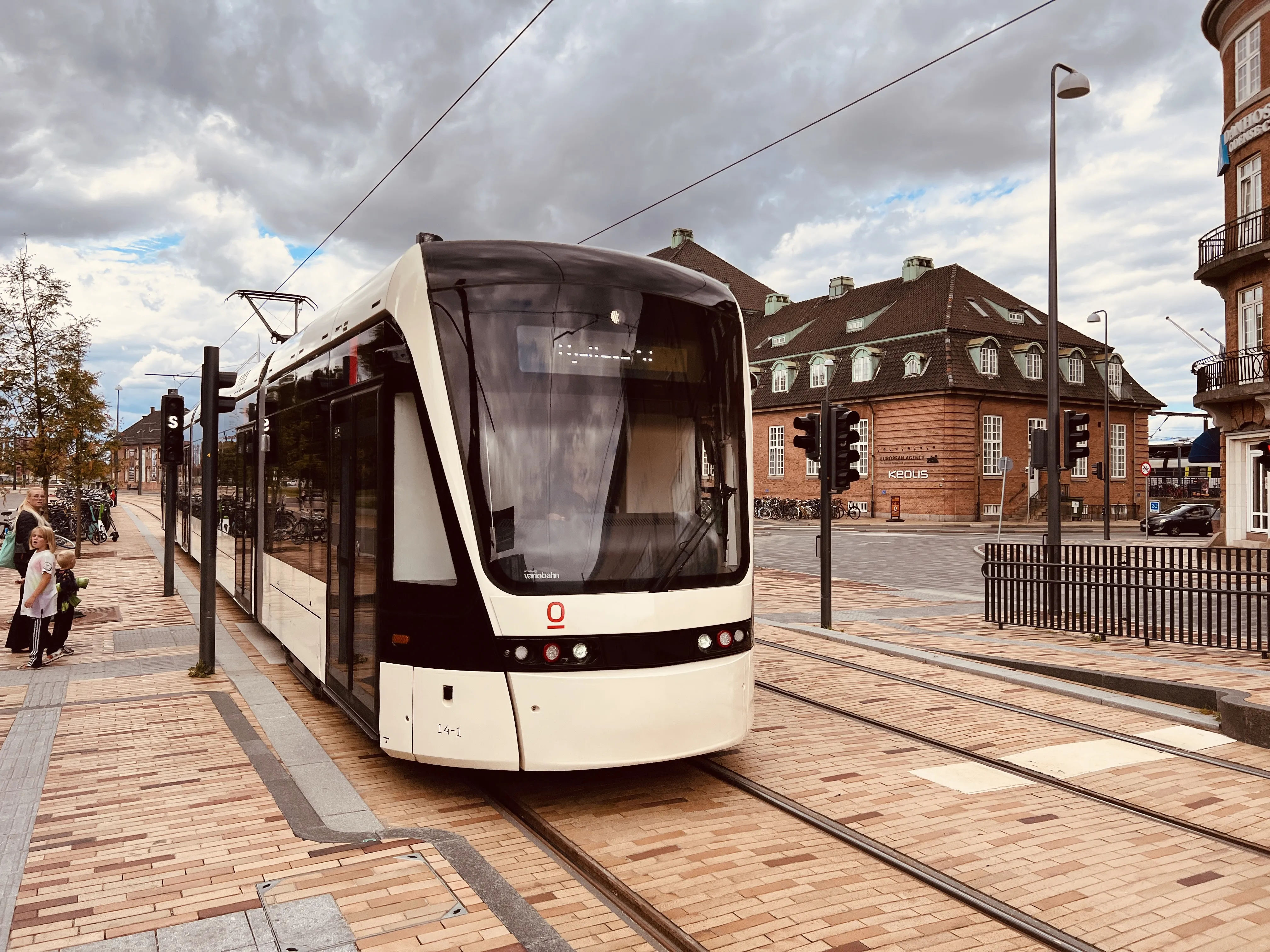 Billede af Odense Letbane togsæt 14 fotograferet ud for Odense Banegård Letbanestation.