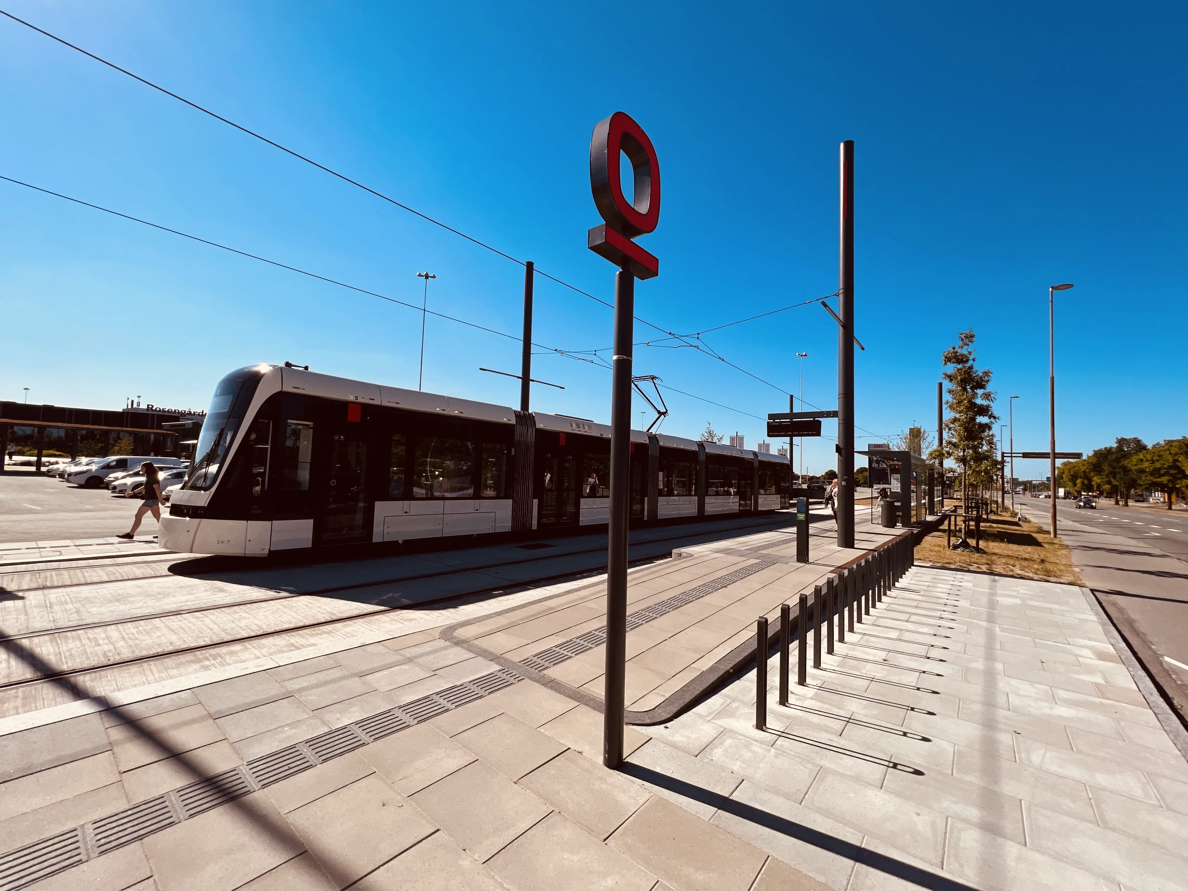 Billede af Odense Letbane togsæt 14 fotograferet ud for Rosengårdcentret Letbanestation.