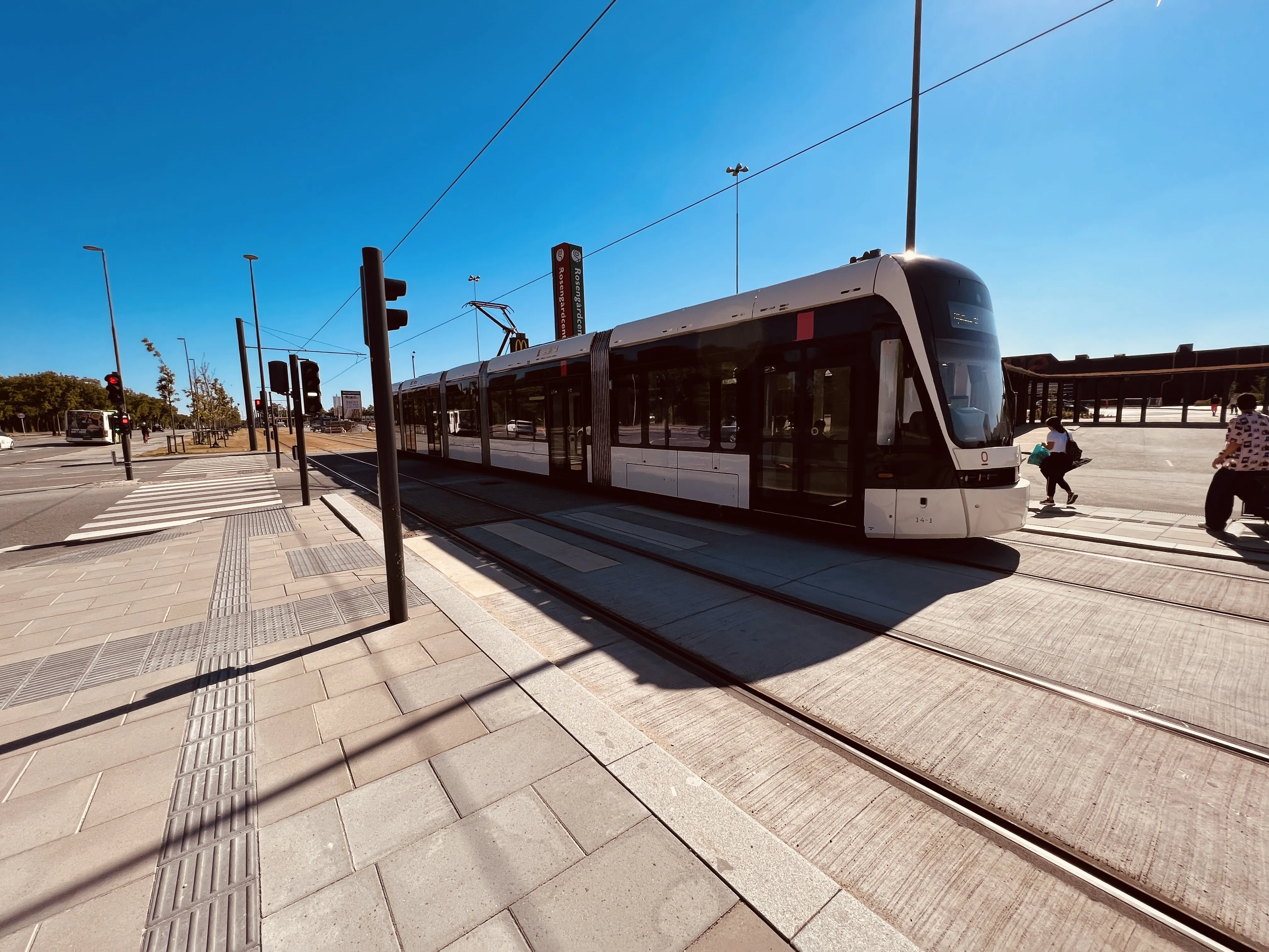 Billede af Odense Letbane togsæt 14 fotograferet ud for Rosengårdcentret Letbanestation.