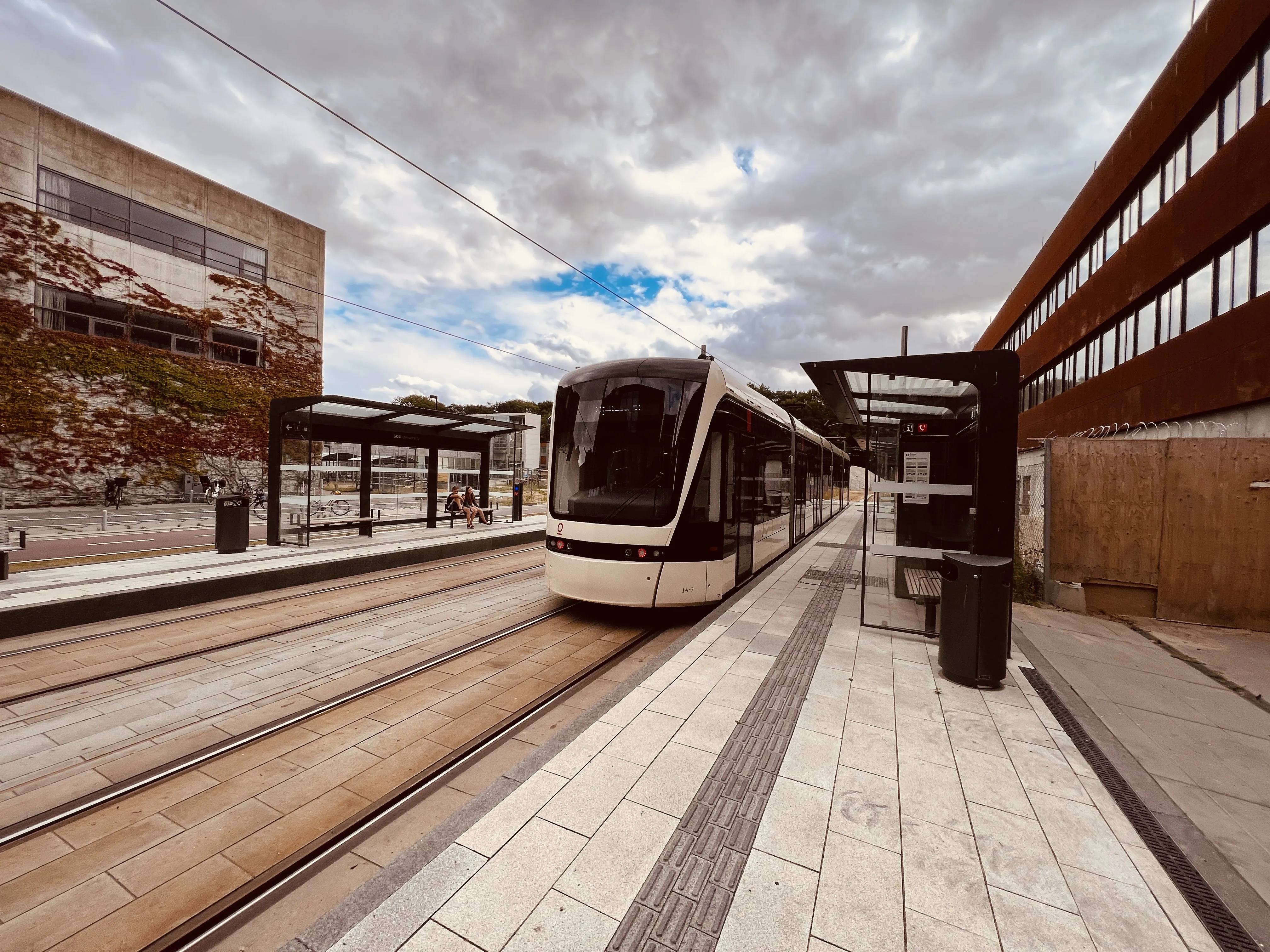 Billede af Odense Letbane togsæt 14 fotograferet ud for SDU Letbanestation.